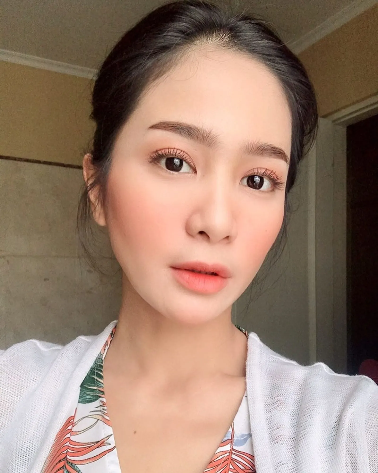 Jaga Kesehatan Kulit, Kunci Tampil Cantik Natural a la Bunga Zainal