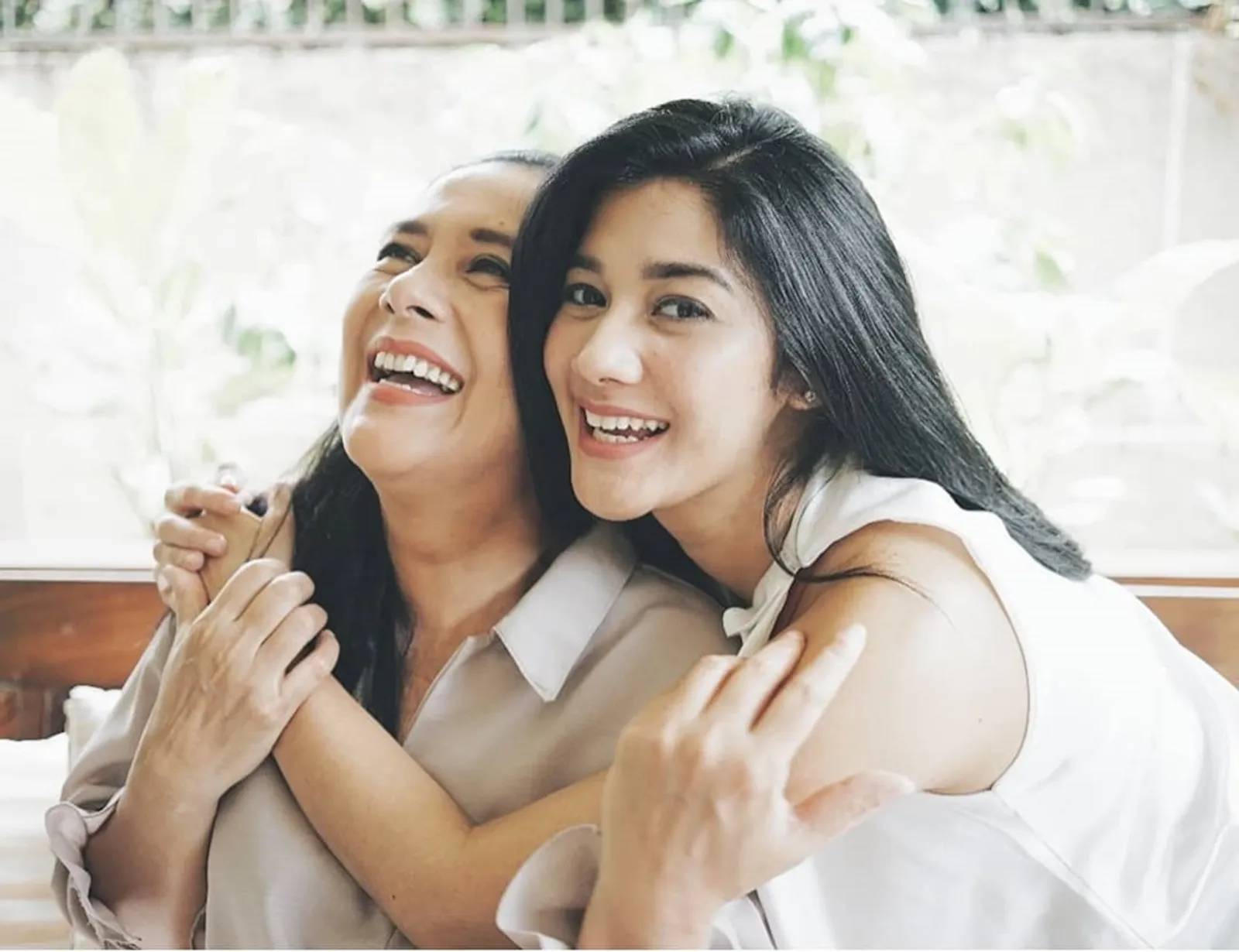 Gaya Kompak Ibu dan Anak Artis Indonesia, Seperti Saudara Kembar!