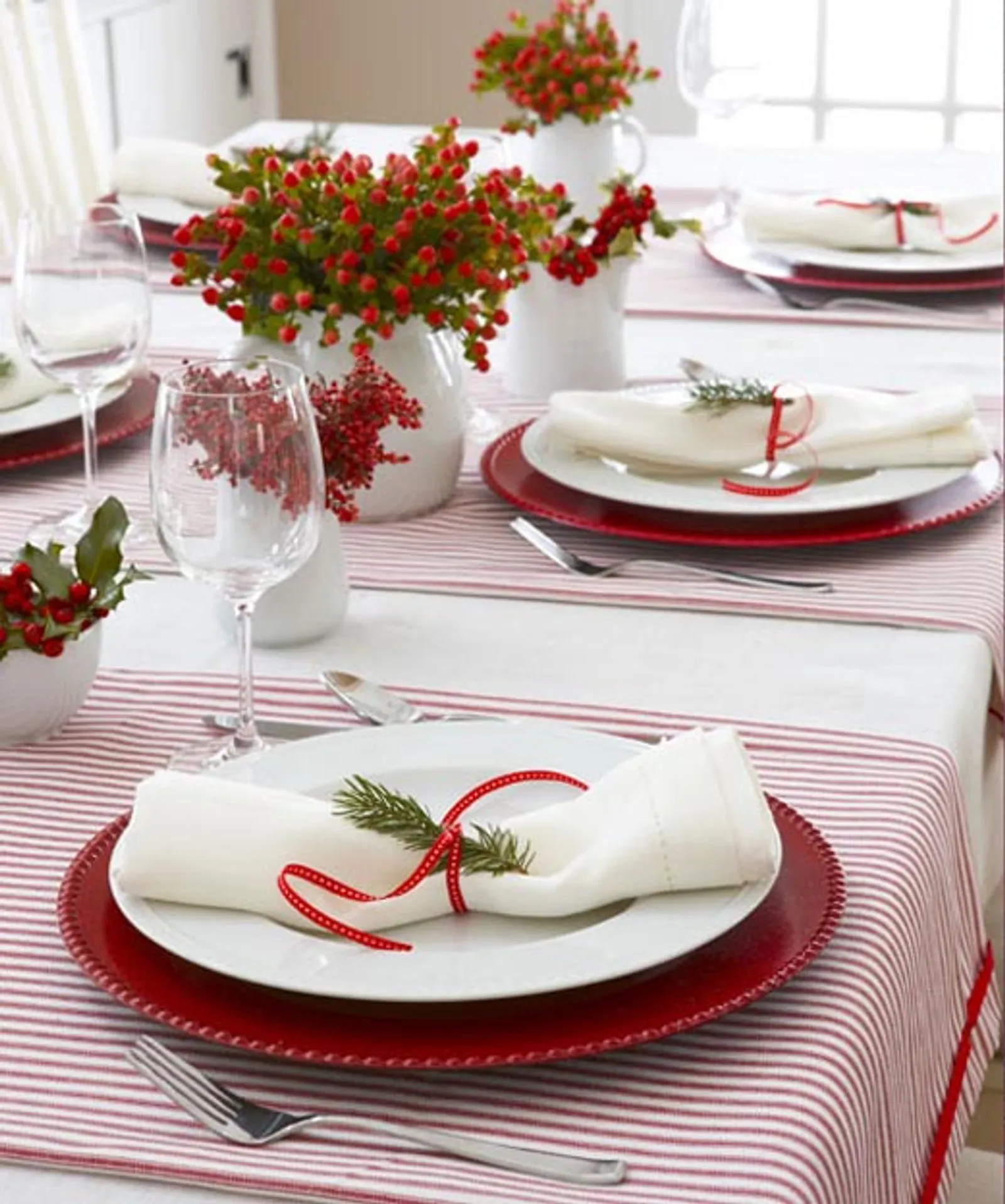 9 Ide Table Setting Perayaan Natal Sederhana, Tapi Tetap Unik Memikat