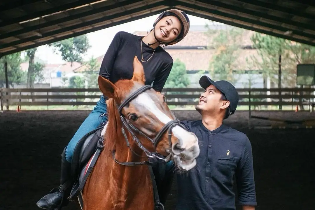 Gaya Mesra Glenca Chysara & Pacar, Berani Rangkul-rangkulan!