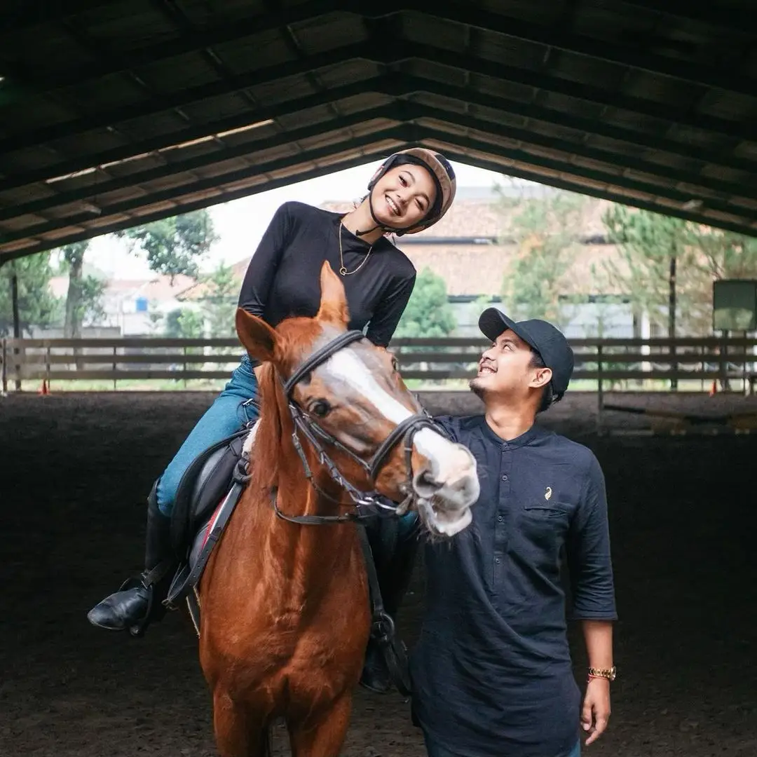 Gaya Mesra Glenca Chysara & Pacar, Berani Rangkul-rangkulan!