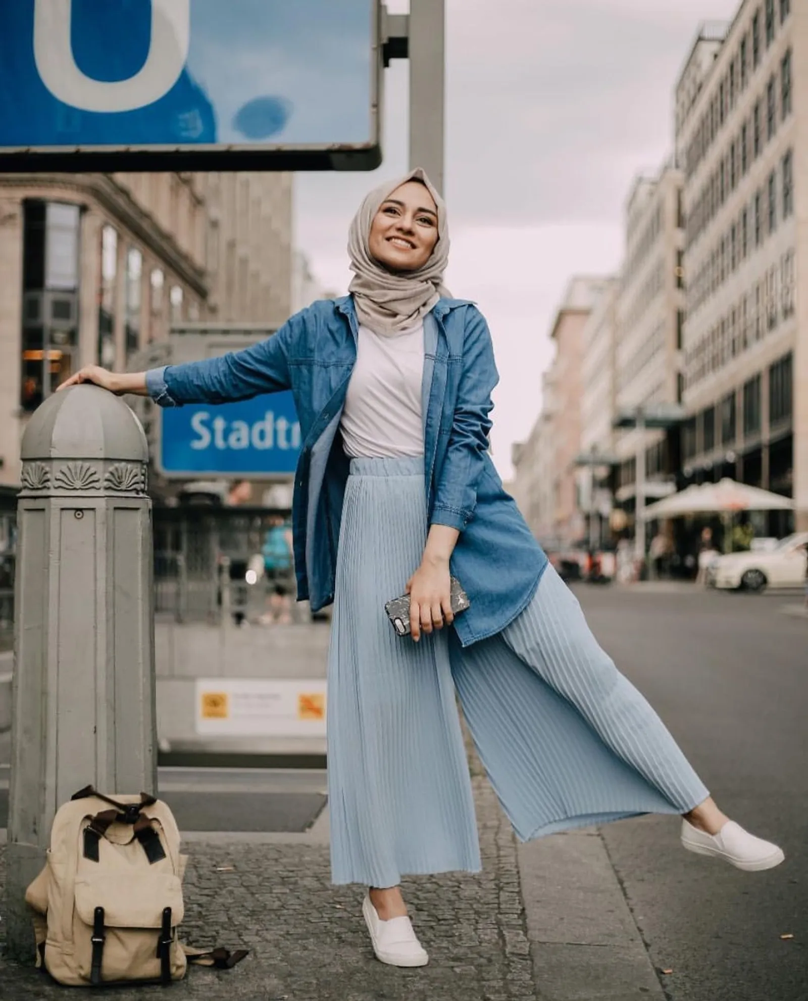 6 OOTD Kaos Oversized untuk Hijabers, Tampil Lebih Maksimal!