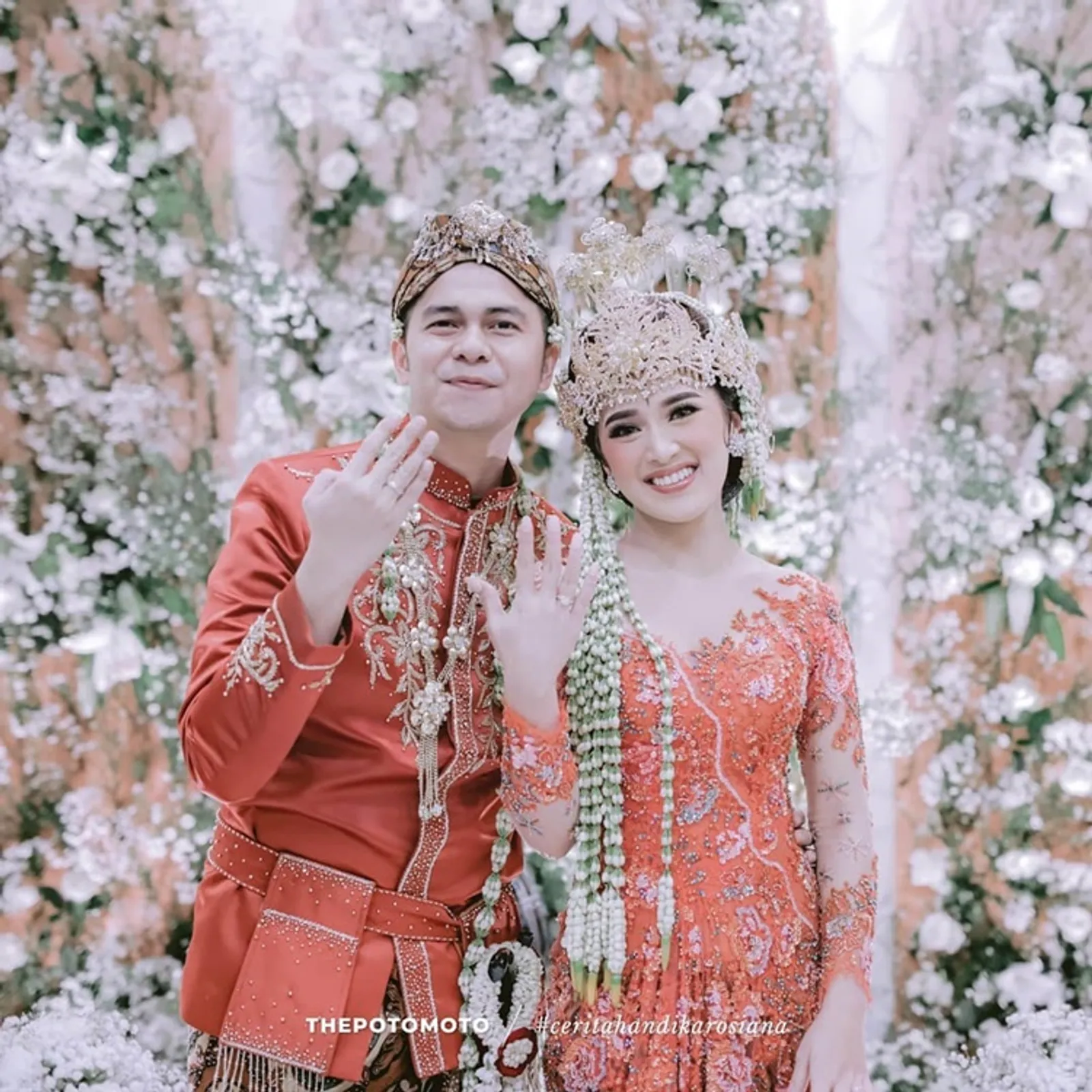 Usung Adat Sunda, 9 Foto Pernikahan Handika Pratama dan Rosiana Dewi