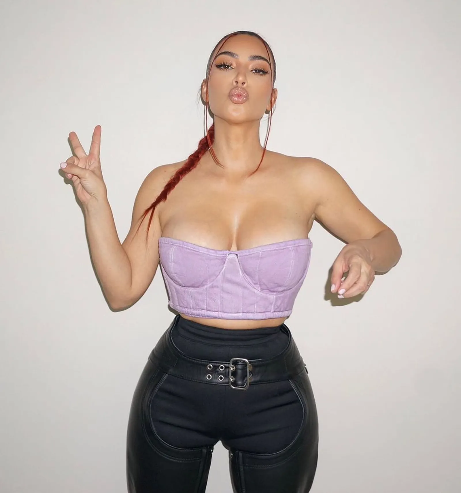 9 Potret Seksi Kim Kardashian West di Tahun 2020, Makin 'Nongol'!