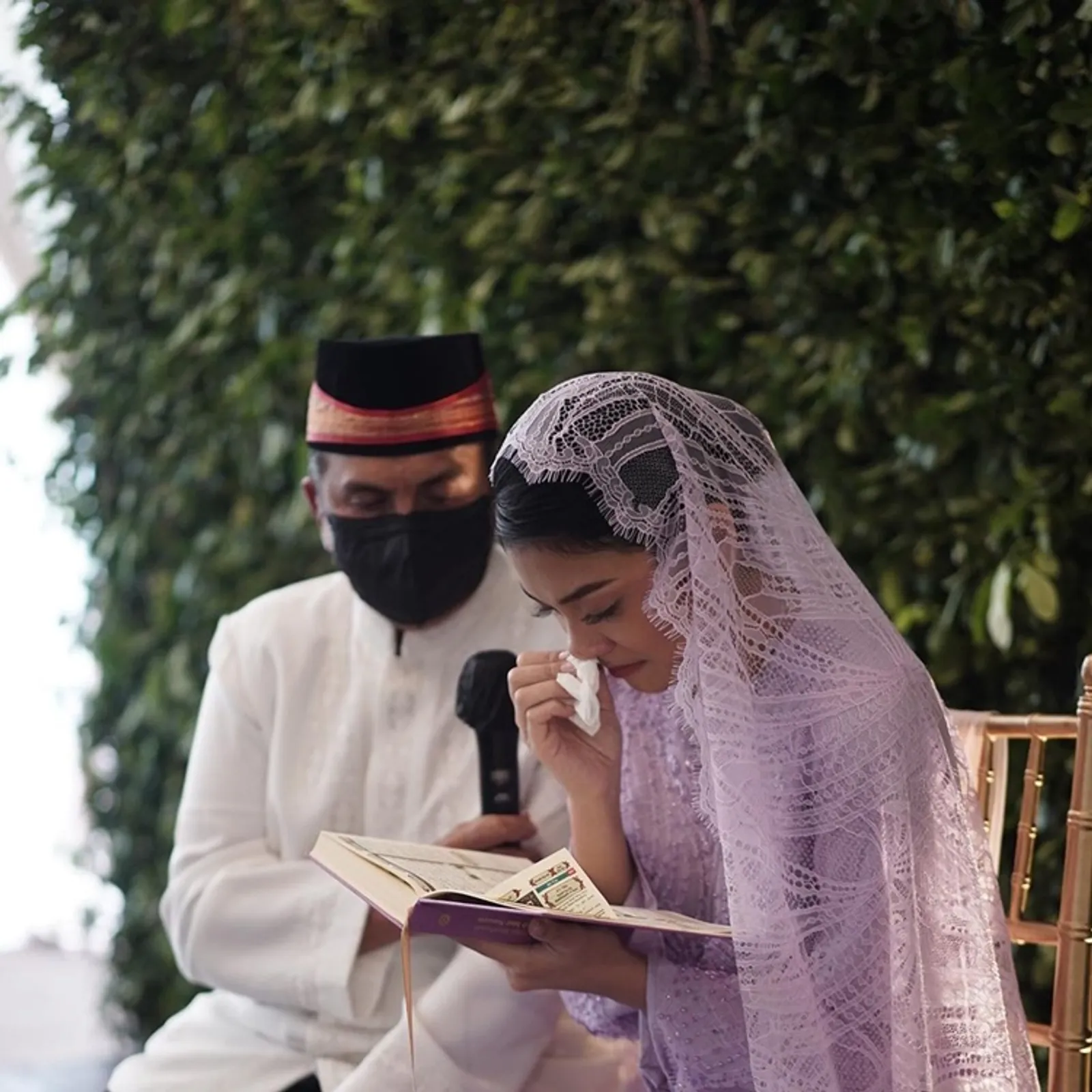 Akad Hingga Resepsi, 10 Foto Pernikahan Adipati Dolken & Canti Tachril