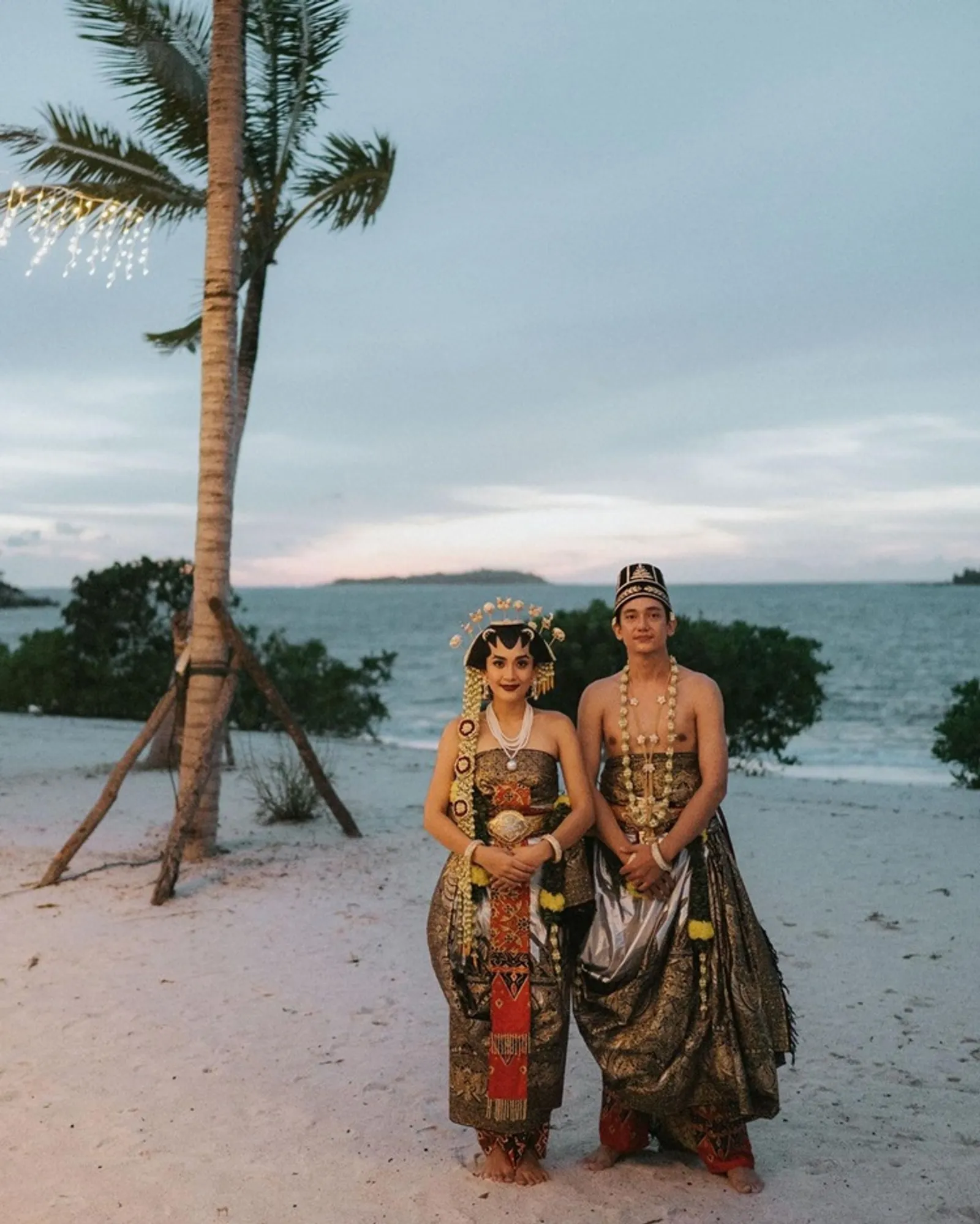 Akad Hingga Resepsi, 10 Foto Pernikahan Adipati Dolken & Canti Tachril