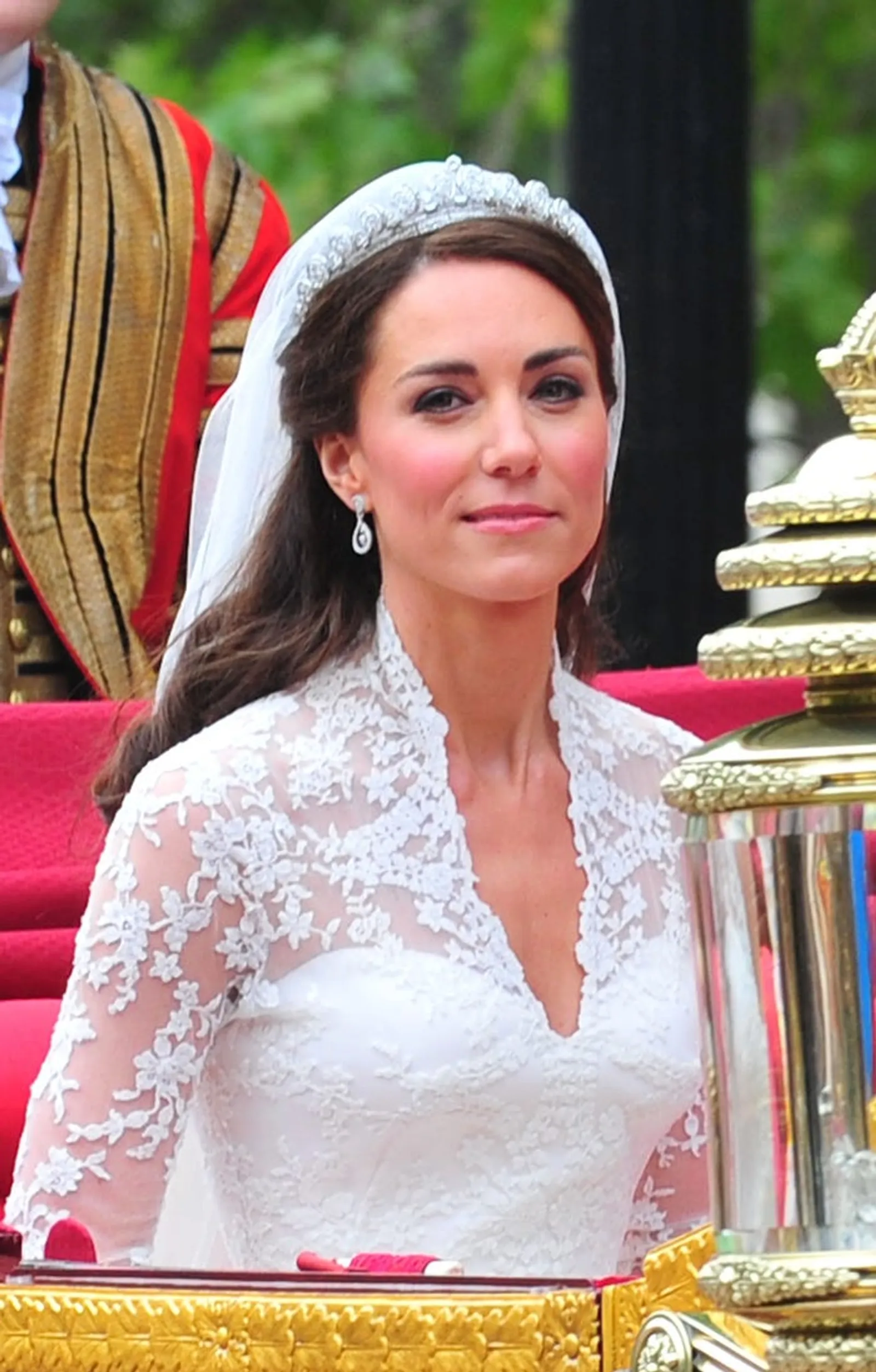 Penjahit Gaun Pengantin Kate Middleton Hidup Susah Sampai Harus Puasa 