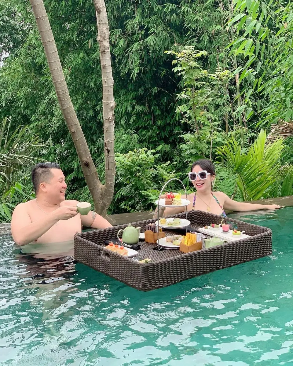 Mesra di Air, Intip 10 Momen Floating Breakfast Artis dan Pasangan