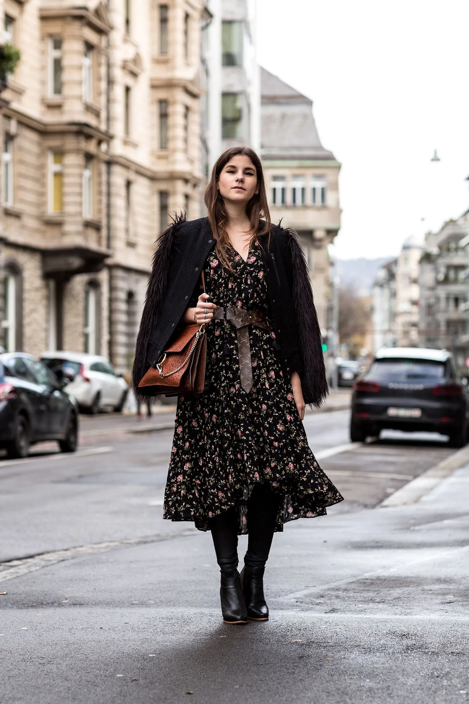 Inspirasi Gaya dengan Midi Dress Untuk Pergi ke Kantor