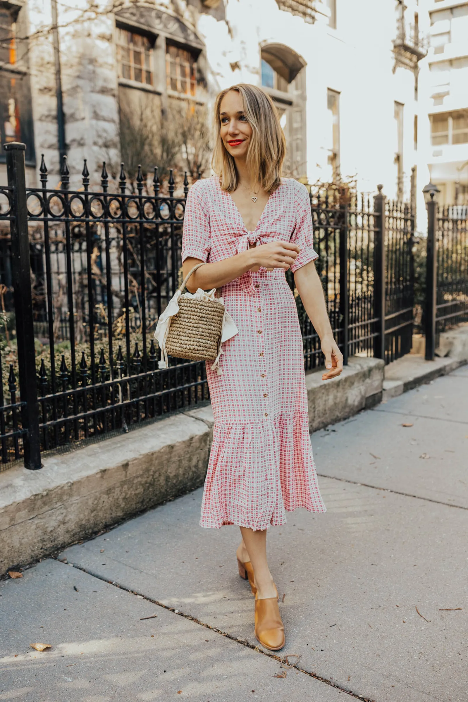 Inspirasi Gaya dengan Midi Dress Untuk Pergi ke Kantor