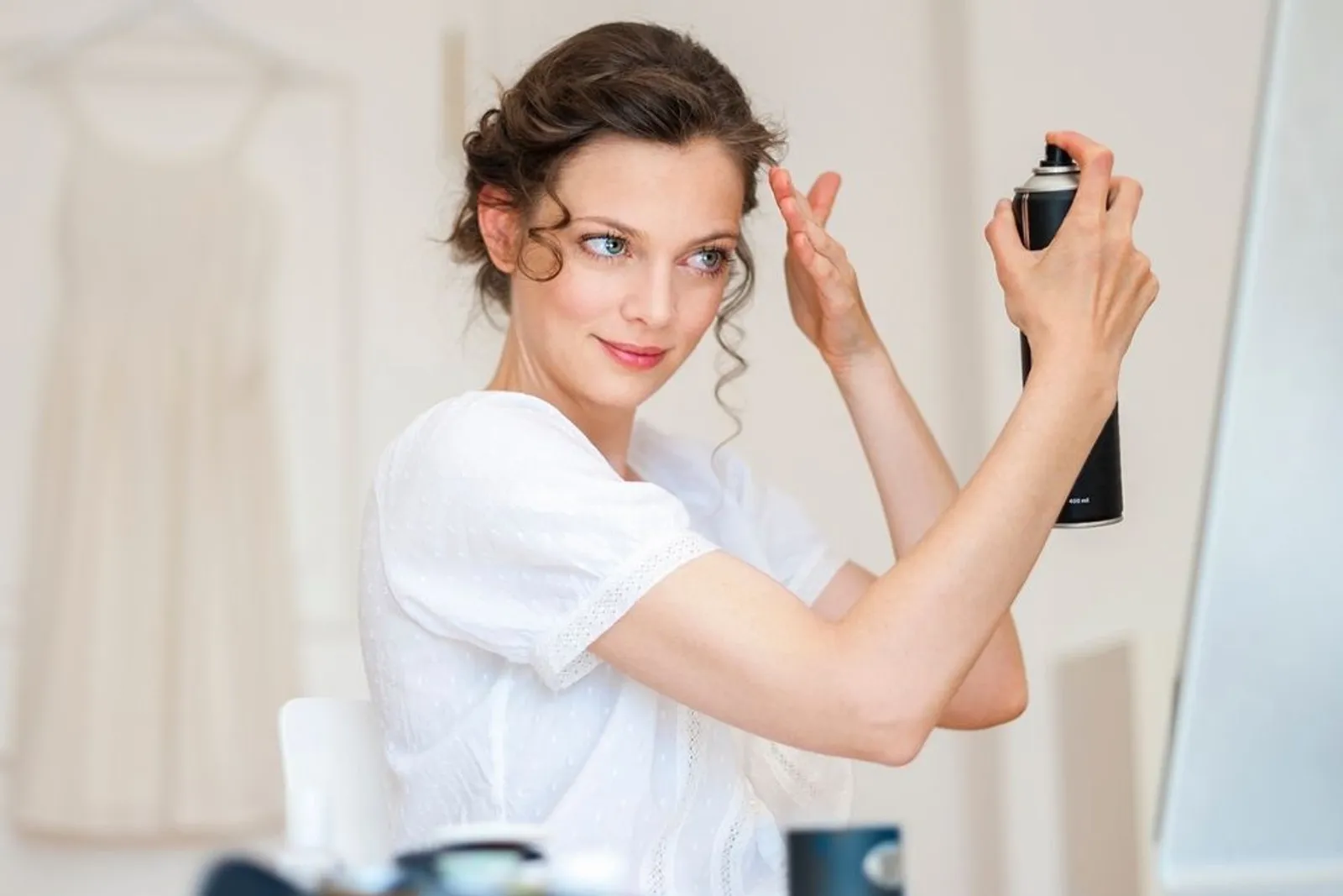 9 Cara Blow Rambut Sendiri di Rumah, Simpel dan Mudah Banget