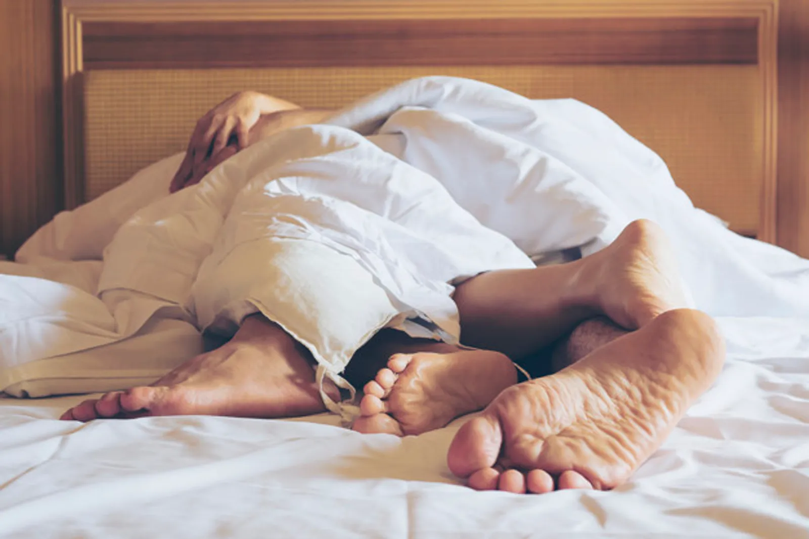 5 Alasan Posisi Spooning Jadi Favorit Saat Bercinta