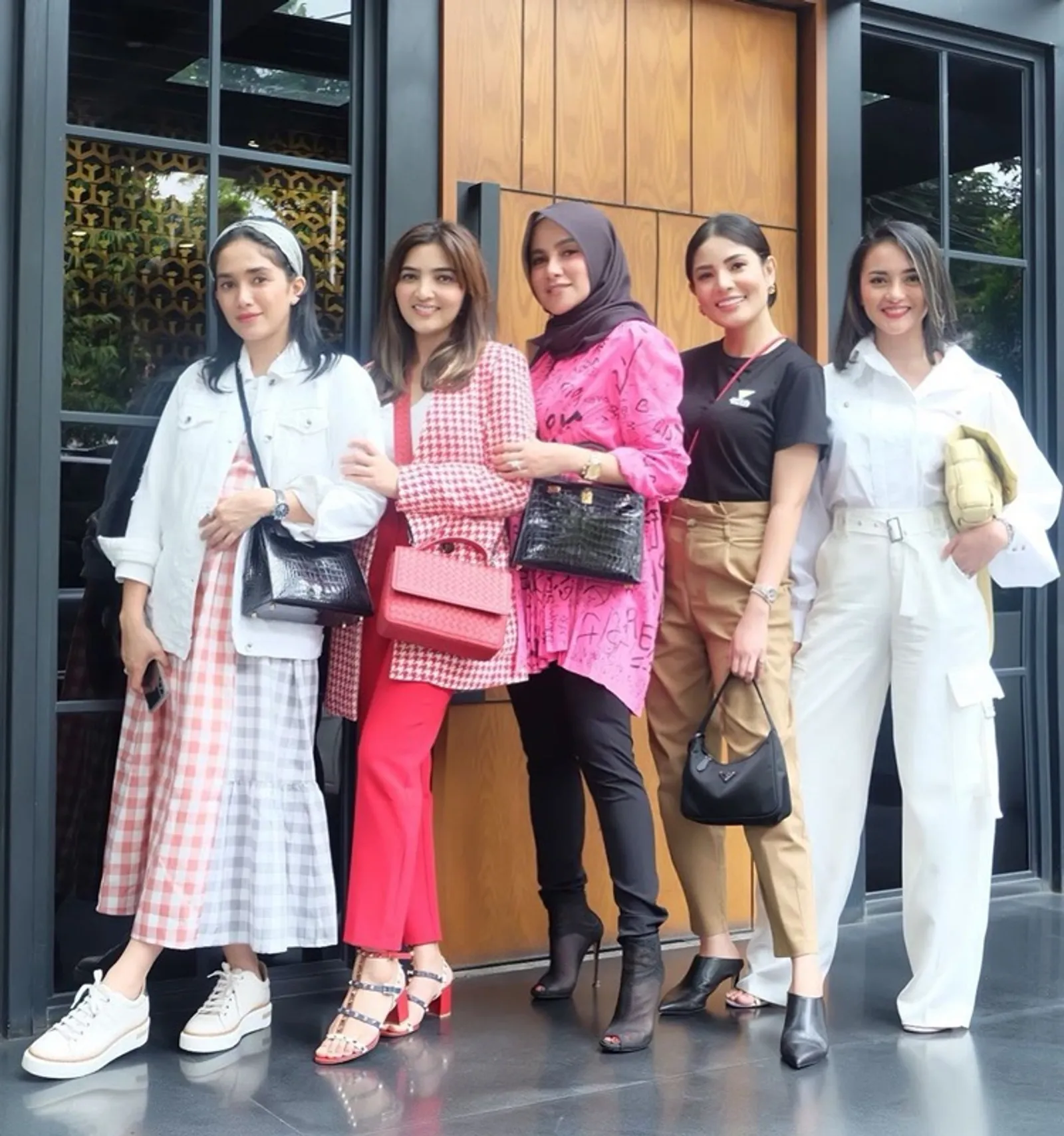 10 Bukti Persahabatan Nindy Ayunda dan Ririn Ekawati Bak Sister Goals!