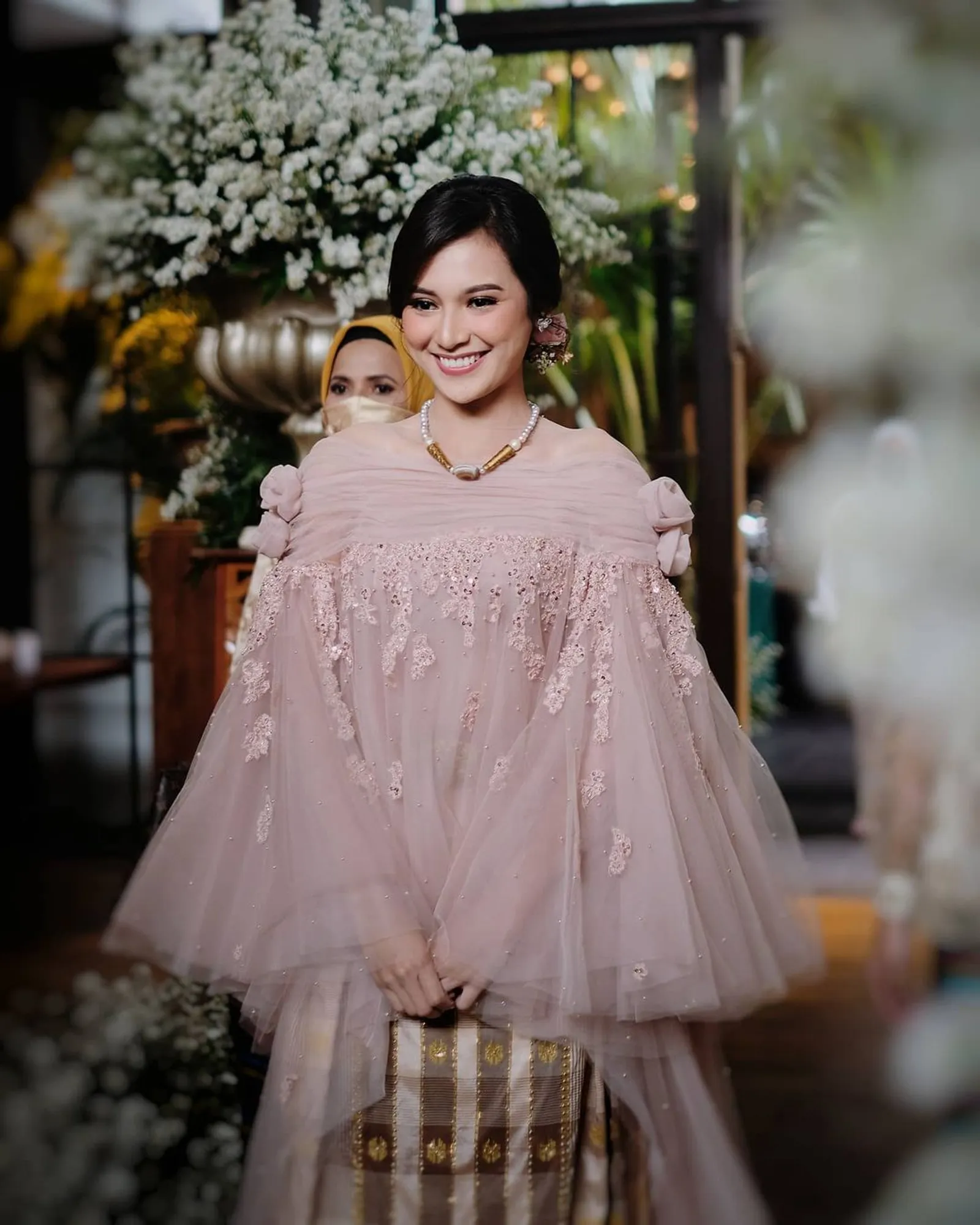 Detail Baju Pernikahan Indah Permatasari dan Arie Kriting