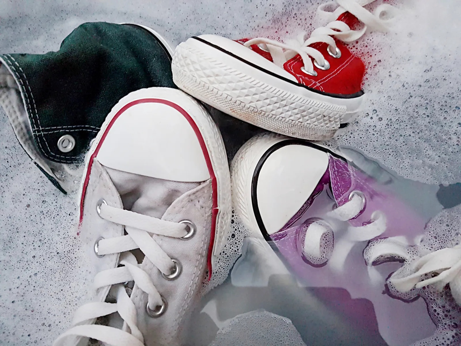 Tips Merawat Sepatu Converse, Makin Bersih dan Awet