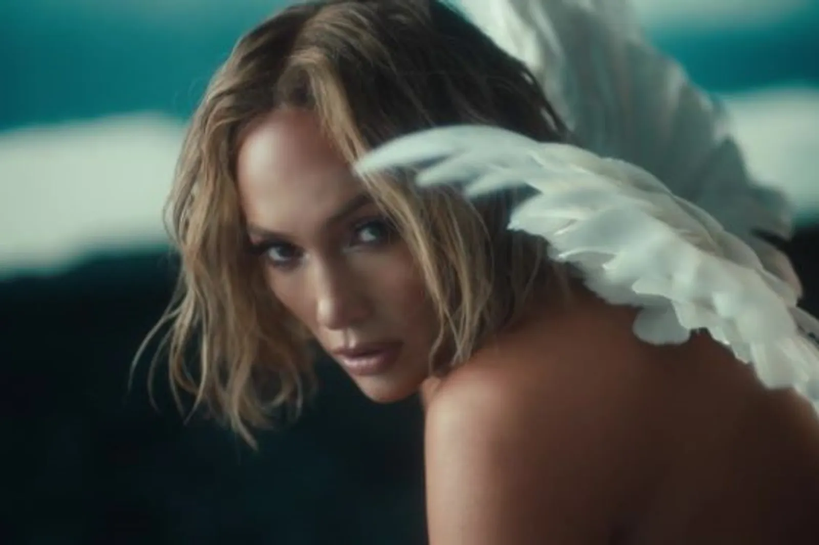 Jennifer Lopez Tampil Seksi di Video Klip In The Morning