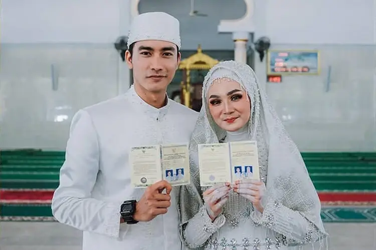 Nikahi Penggemar, Begini Perjalanan Cinta Evan Marvino dan Istri