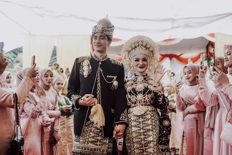 Nikahi Penggemar, Begini Perjalanan Cinta Evan Marvino dan Istri