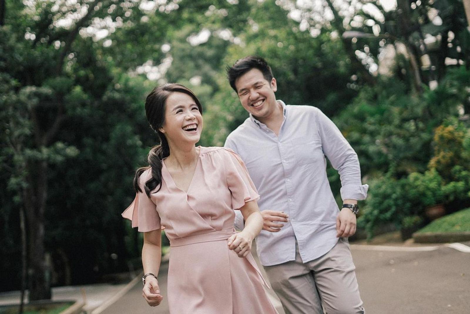 Inspirasi Baju Pre-Wedding Kasual yang Jadi Favorit Calon Pengantin