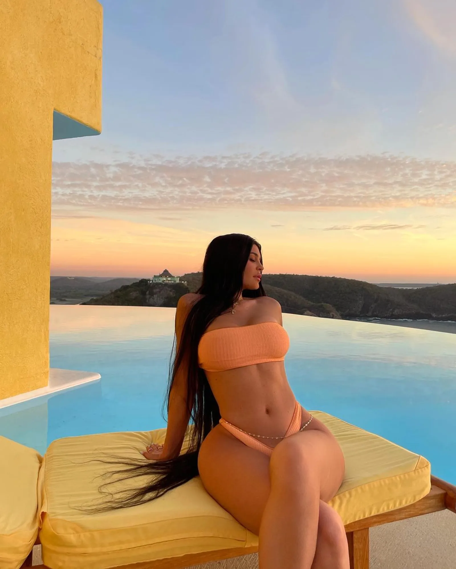 Aksi Kylie Jenner Pamerkan Foto Seksi saat Liburan di Meksiko