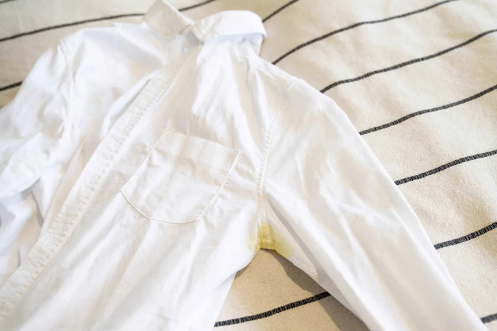 Cara Menghilangkan Noda Kuning di Baju Putih