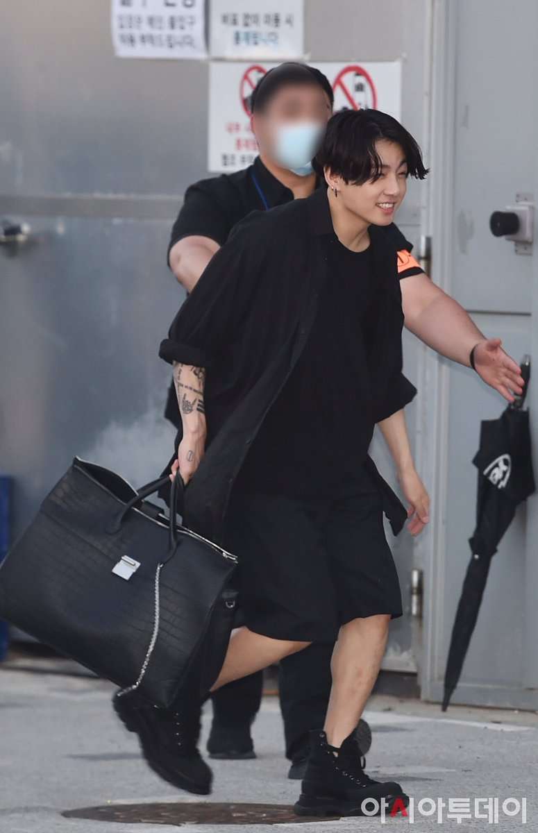 Gaya Jungkook BTS Pamer Tato Depan ARMY, Bikin Menjerit!