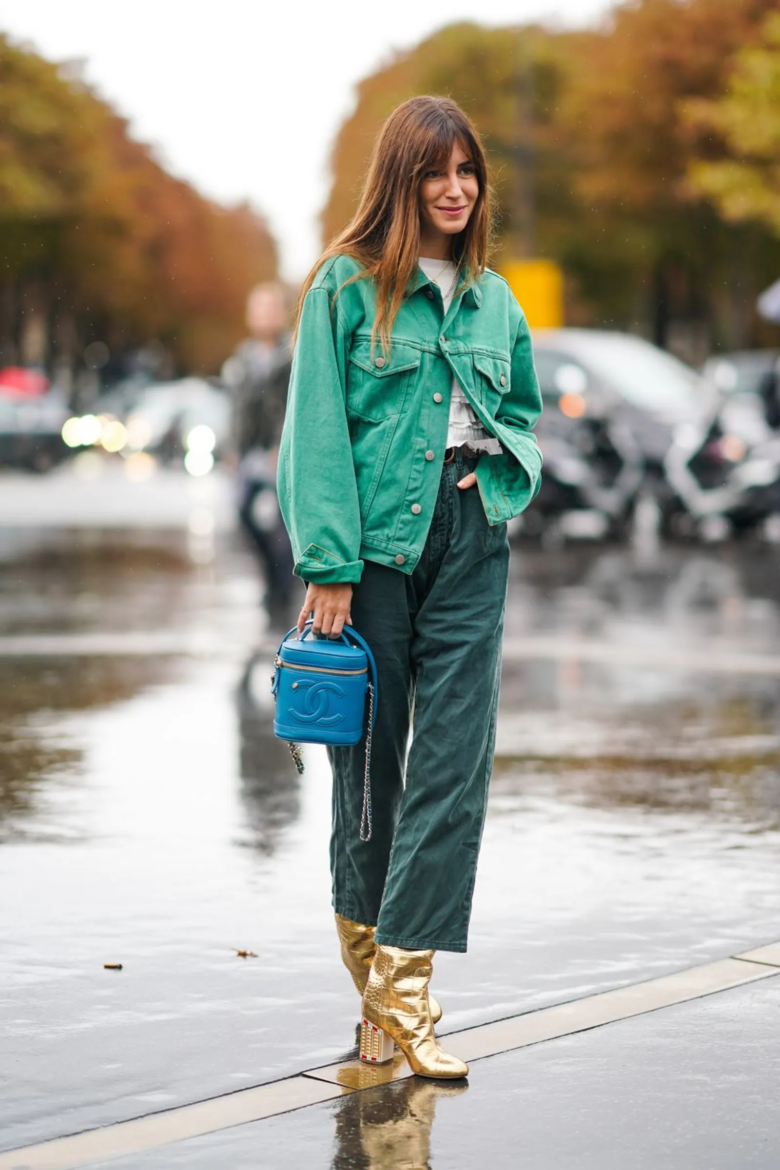Tips Padu-padan Jaket Jeans untuk Musim Hujan