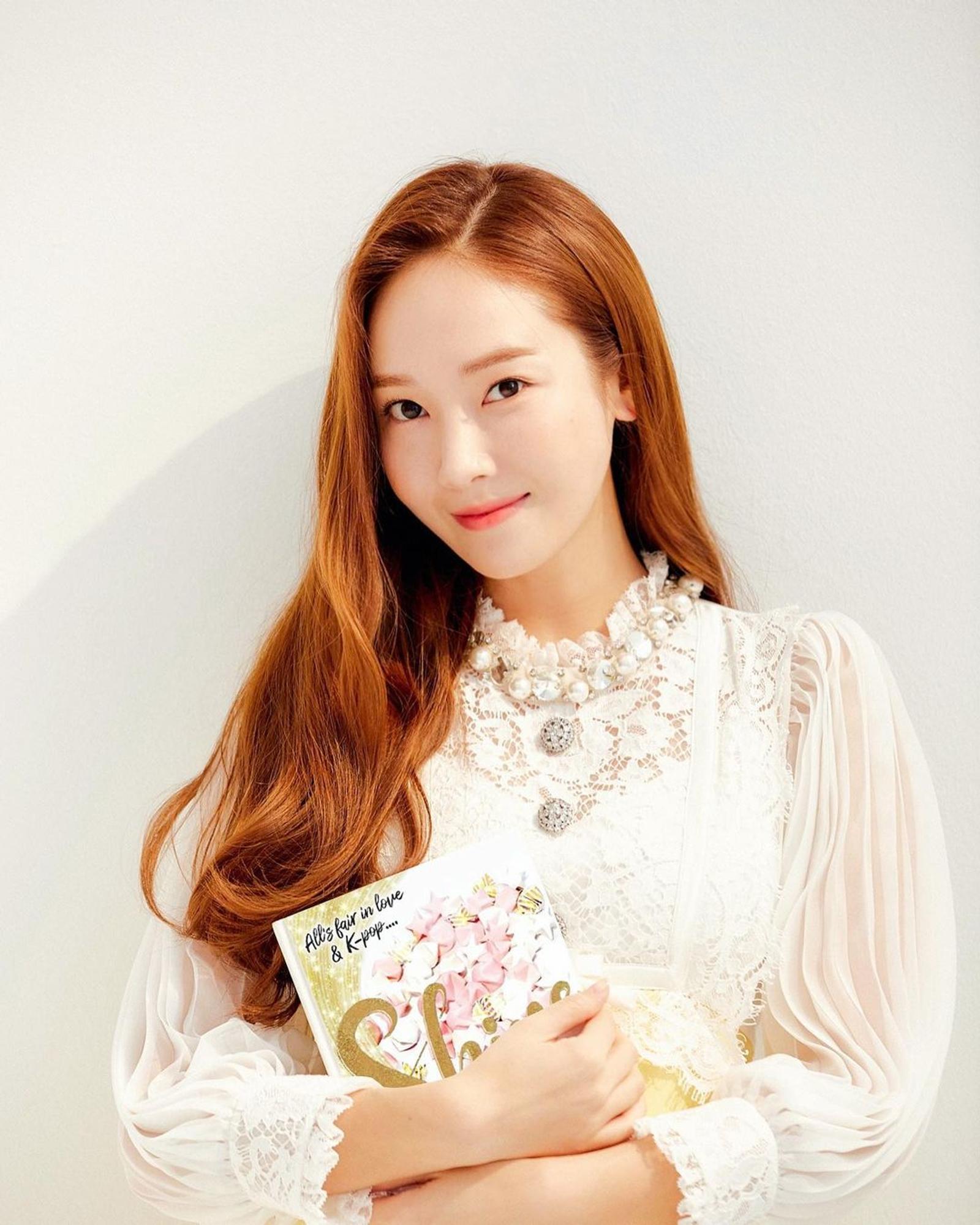 5 Cerita Seru Jessica Jung Soal Debut Novelnya ‘Shine’