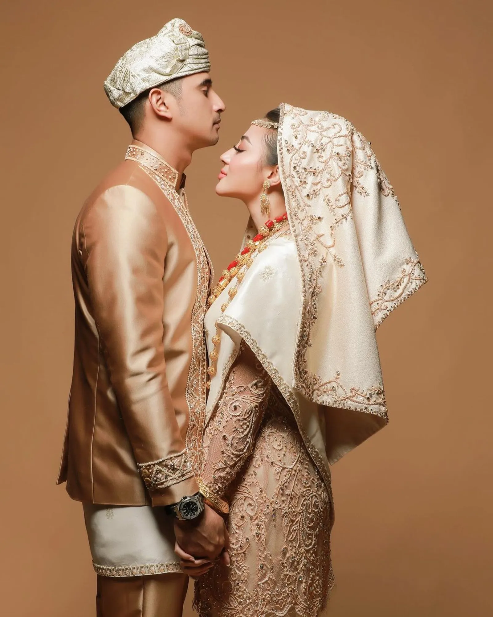 Gaya Pre-Wedding Ali Syakieb dan Margin Wieheerm