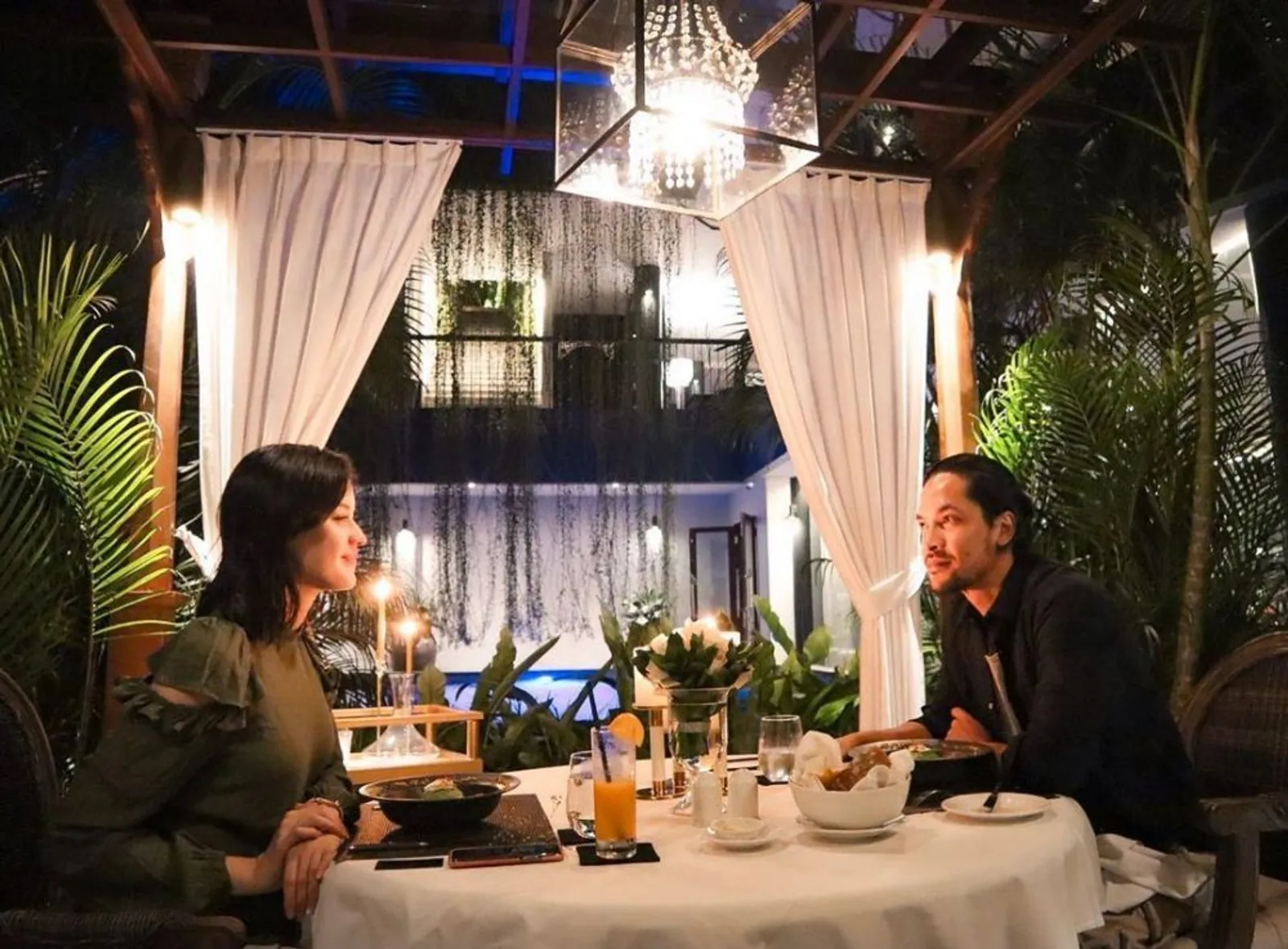 Bikin Baper! 10 Momen Artis Saat Makan Malam Romantis Bareng Pasangan