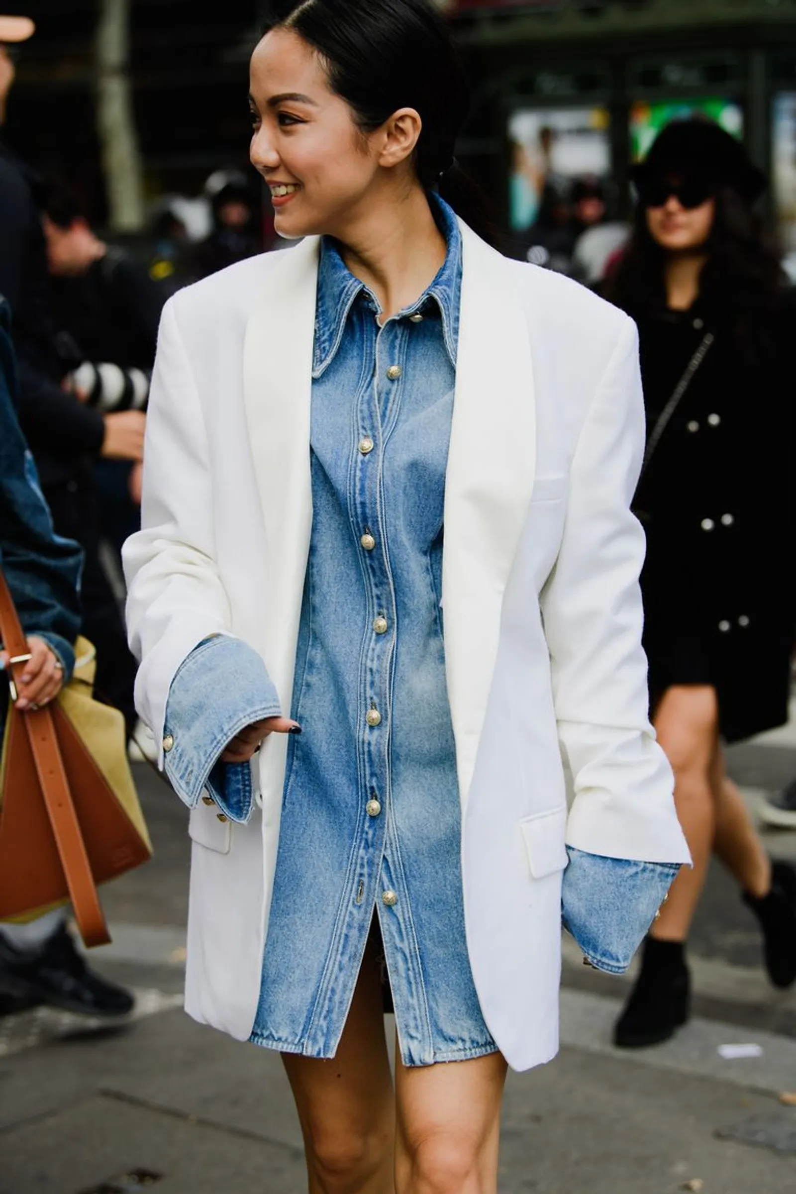 Cara Tampil Elegan Mengenakan Blazer Putih