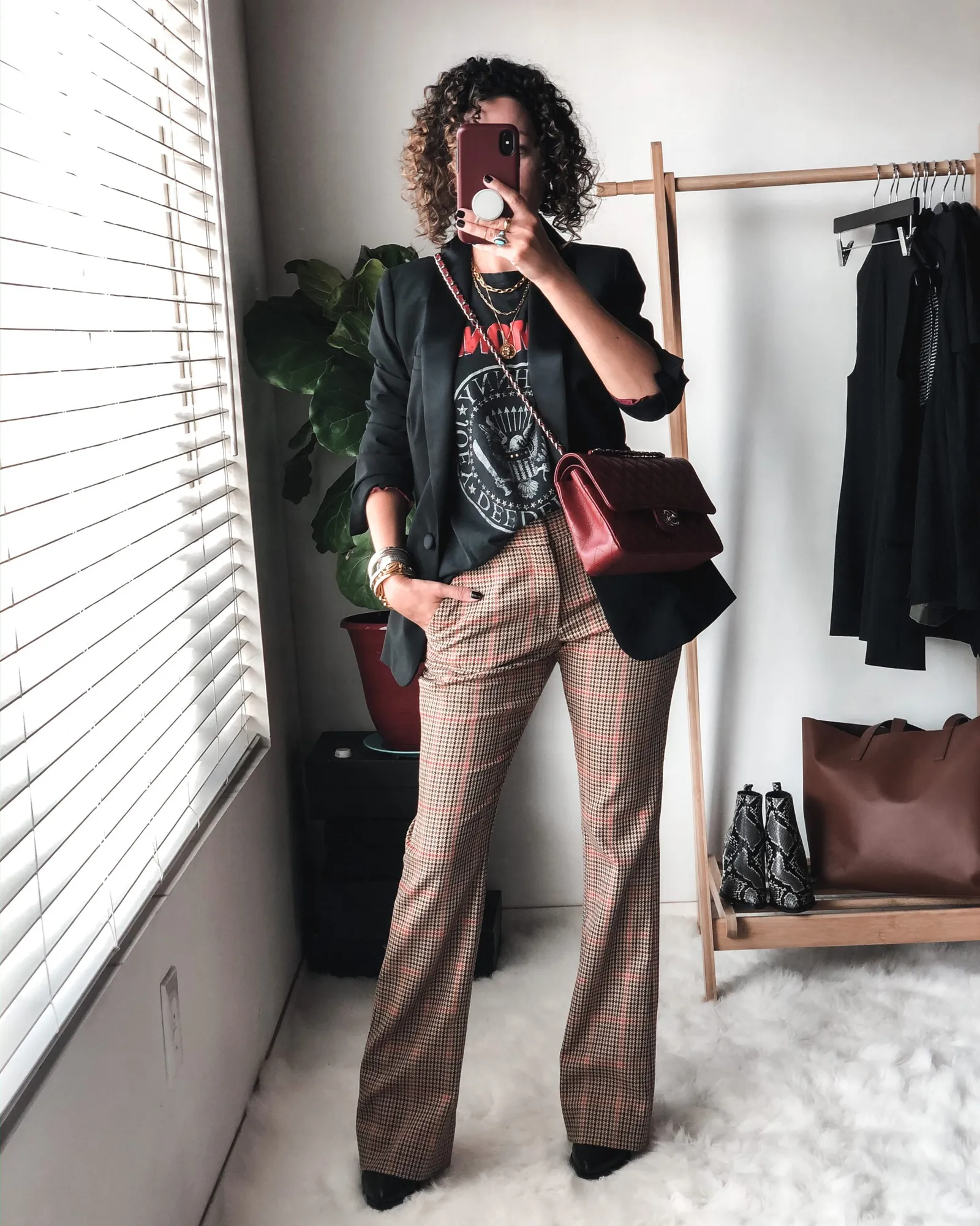 Inspirasi Gaya Smart Casual Mengenakan Flared Pants