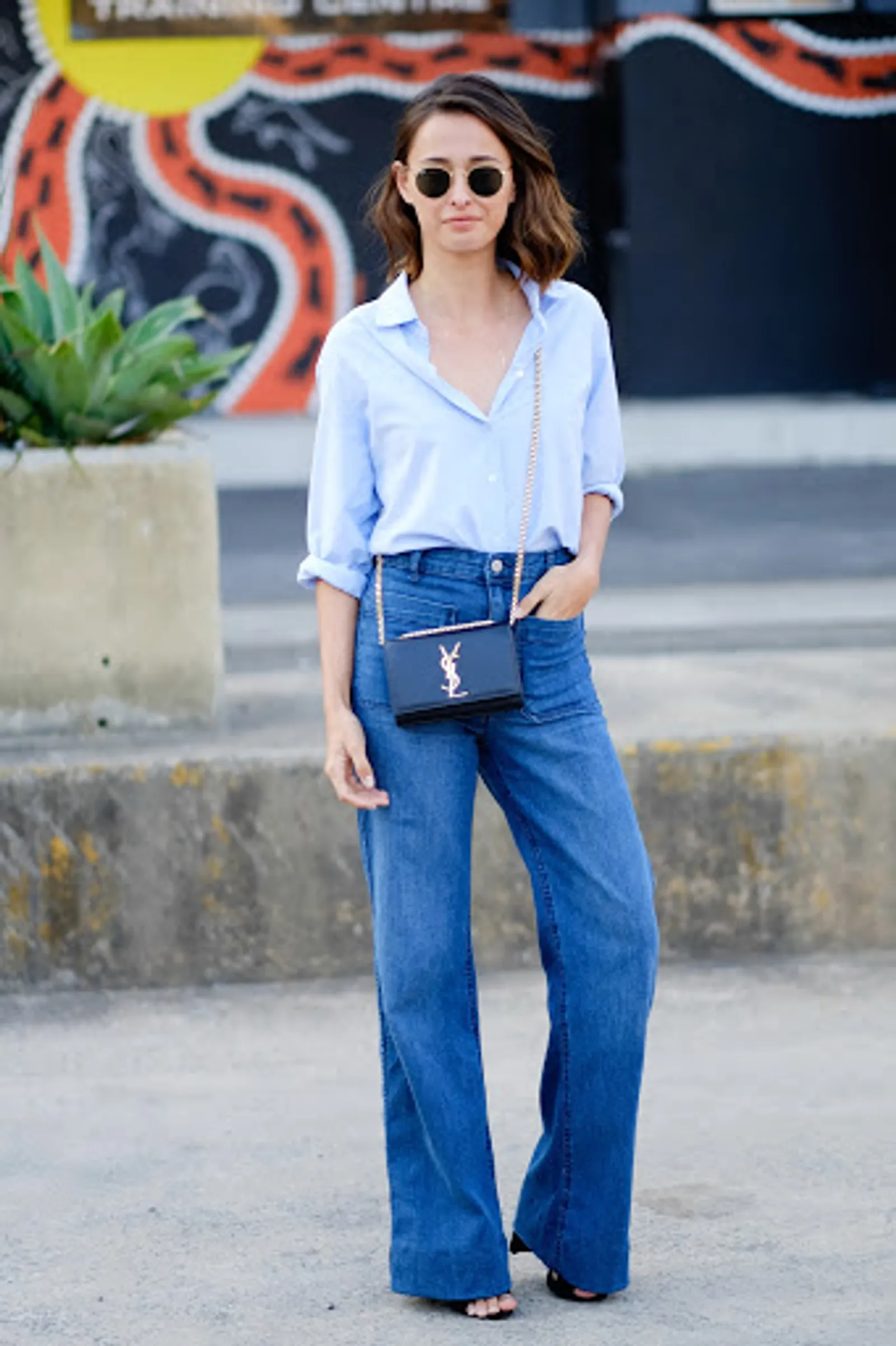 Inspirasi Gaya Smart Casual Mengenakan Flared Pants