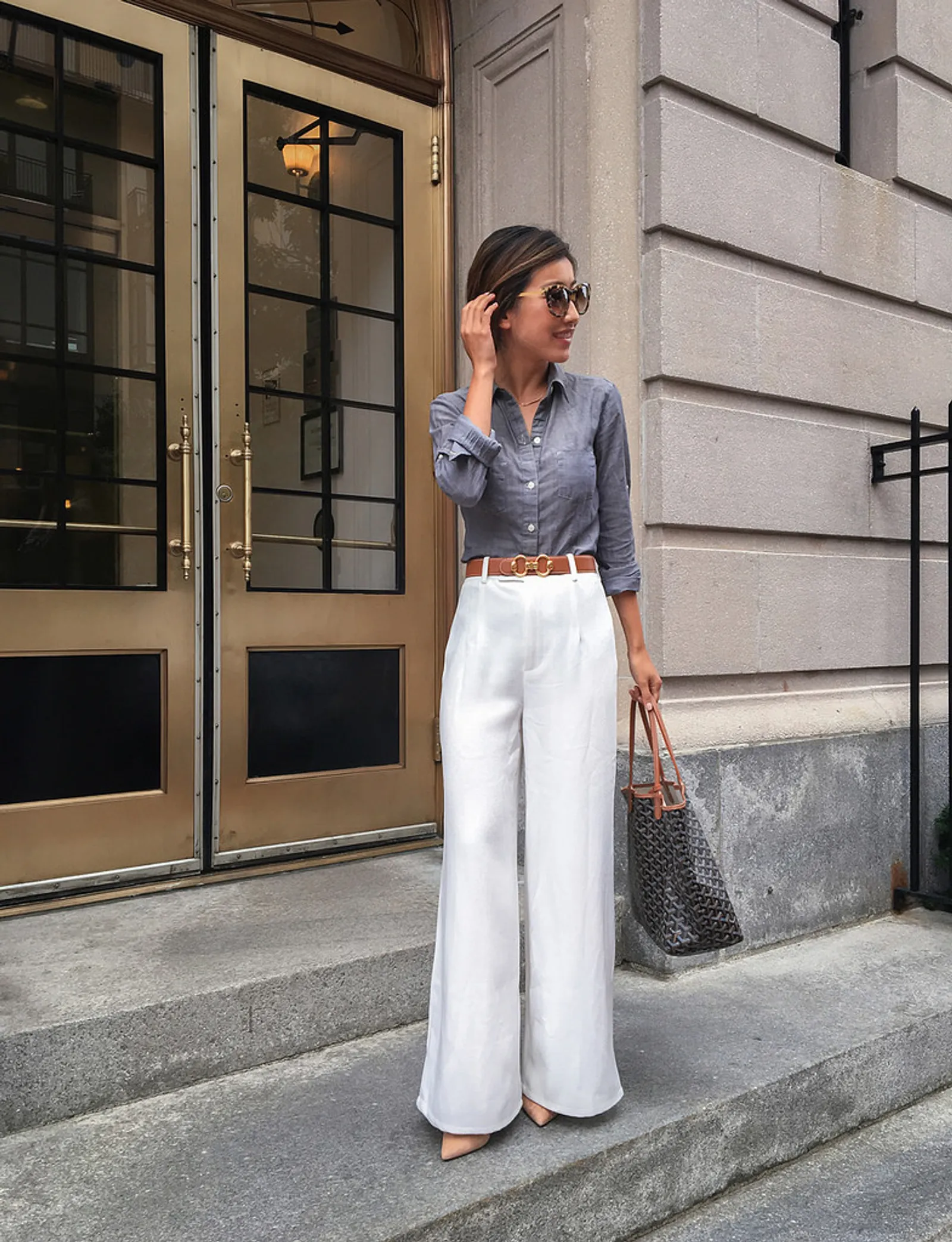 Inspirasi Gaya Smart Casual Mengenakan Flared Pants