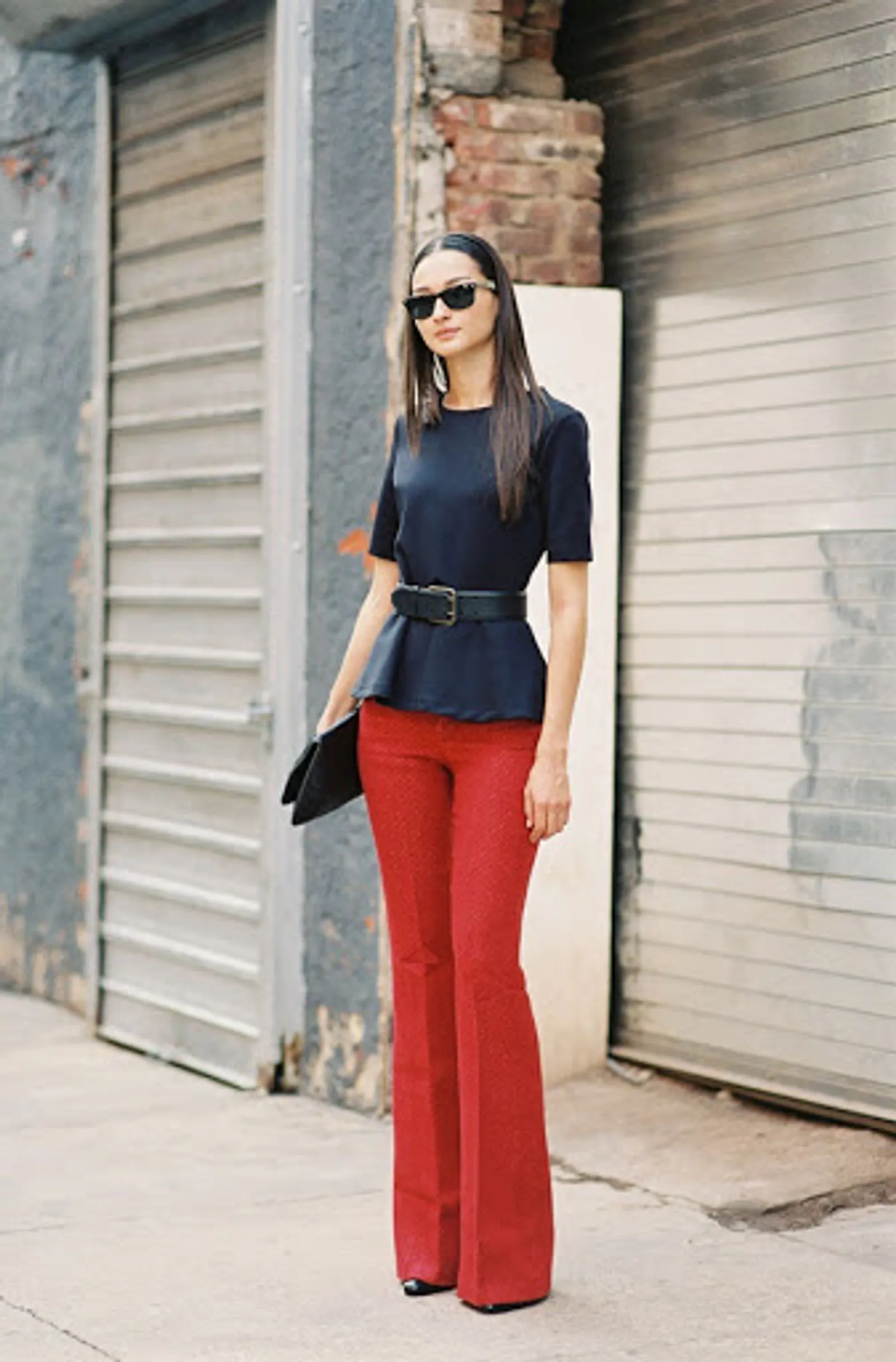 Inspirasi Gaya Smart Casual Mengenakan Flared Pants