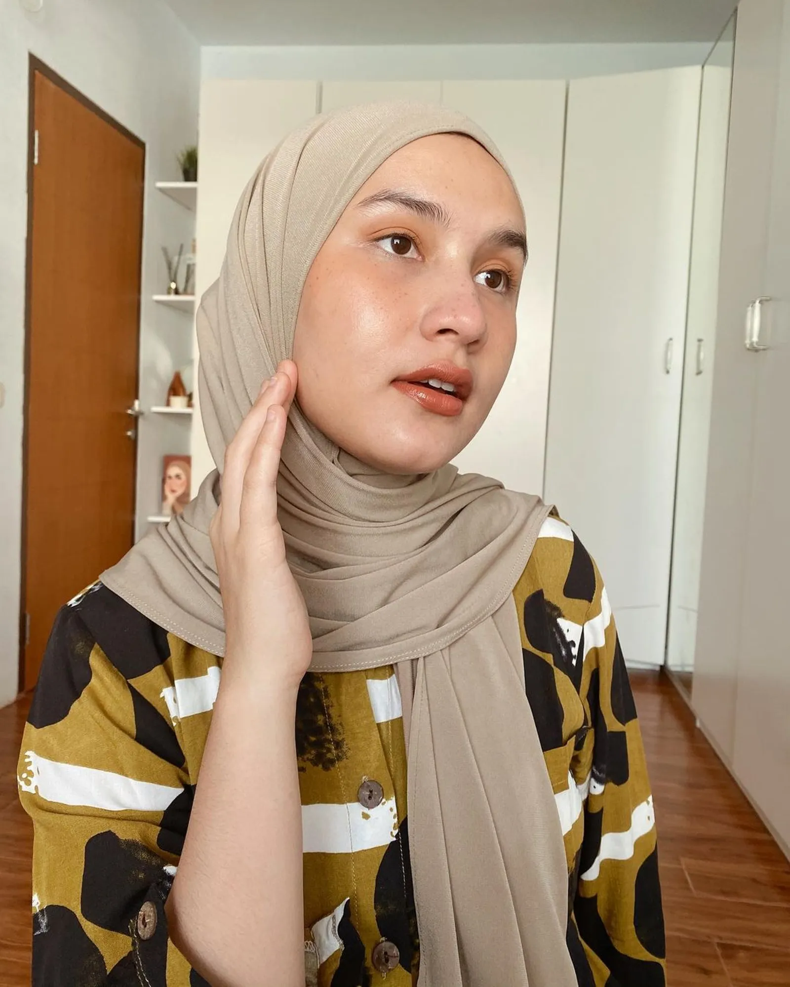 Deretan Warna Hijab yang Dapat Membuat Wajah Terlihat Lebih Cerah