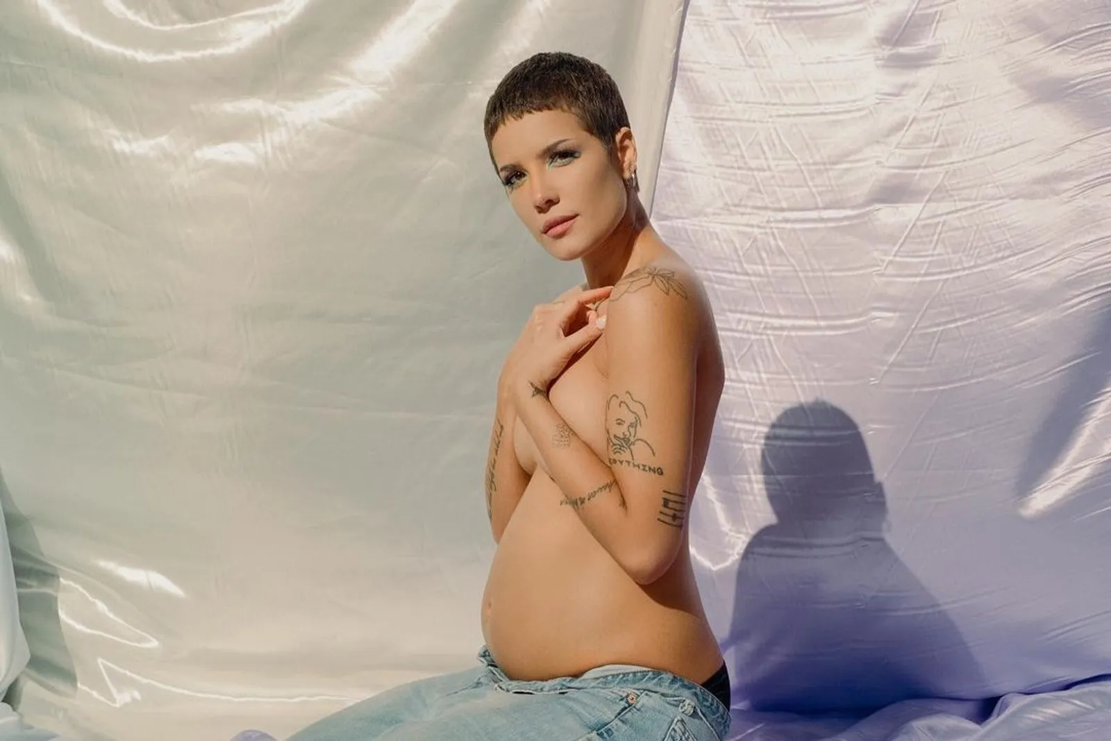 Potret Telanjang Halsey Pamer Kehamilan di Media Sosial
