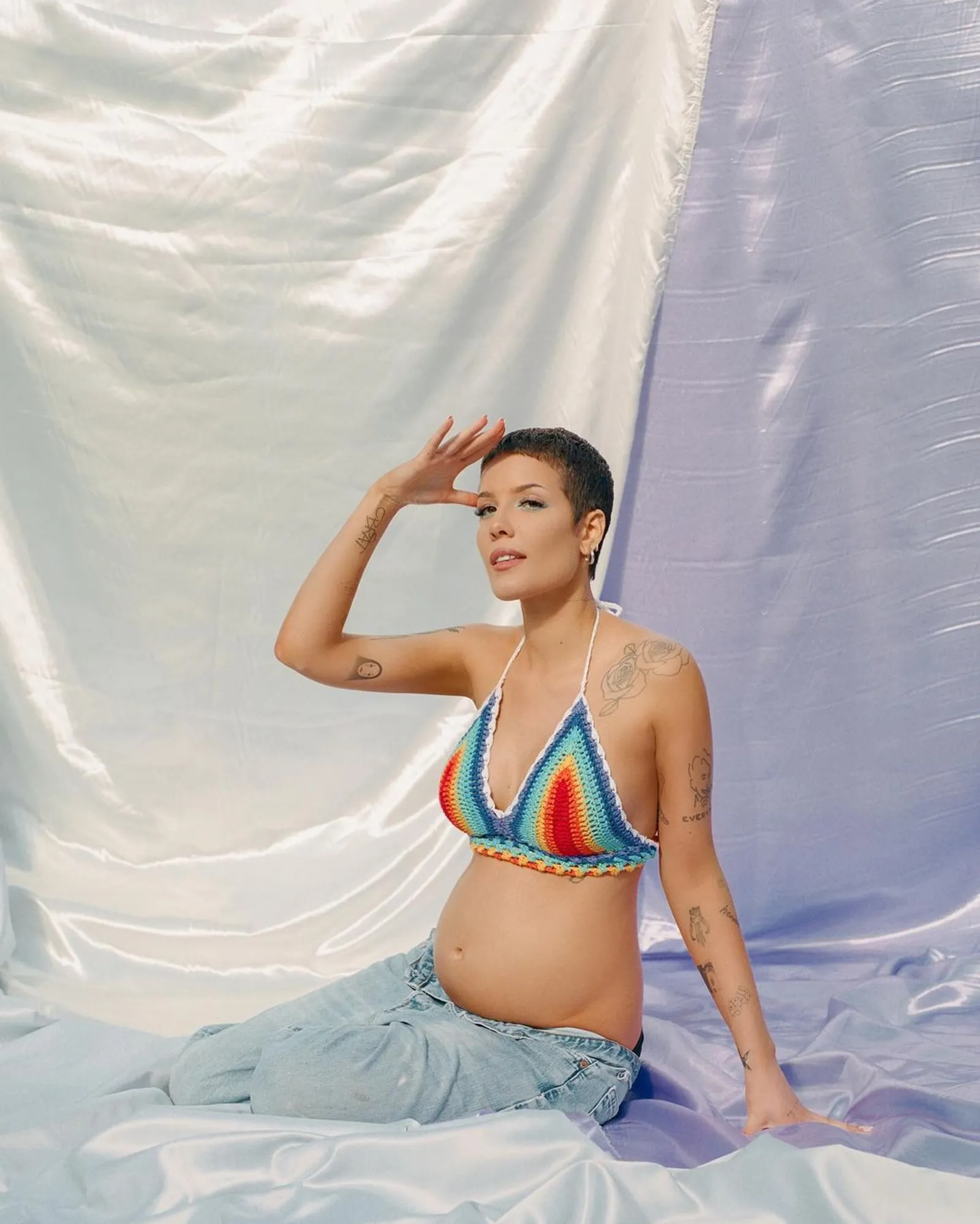 Potret Telanjang Halsey Pamer Kehamilan di Media Sosial