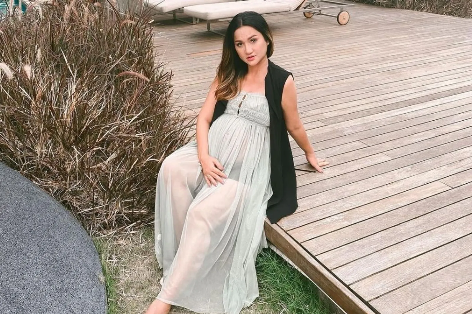 Makin Gemas Pamer Baby Bump, Intip 7 Pesona Tengku Dewi Putri