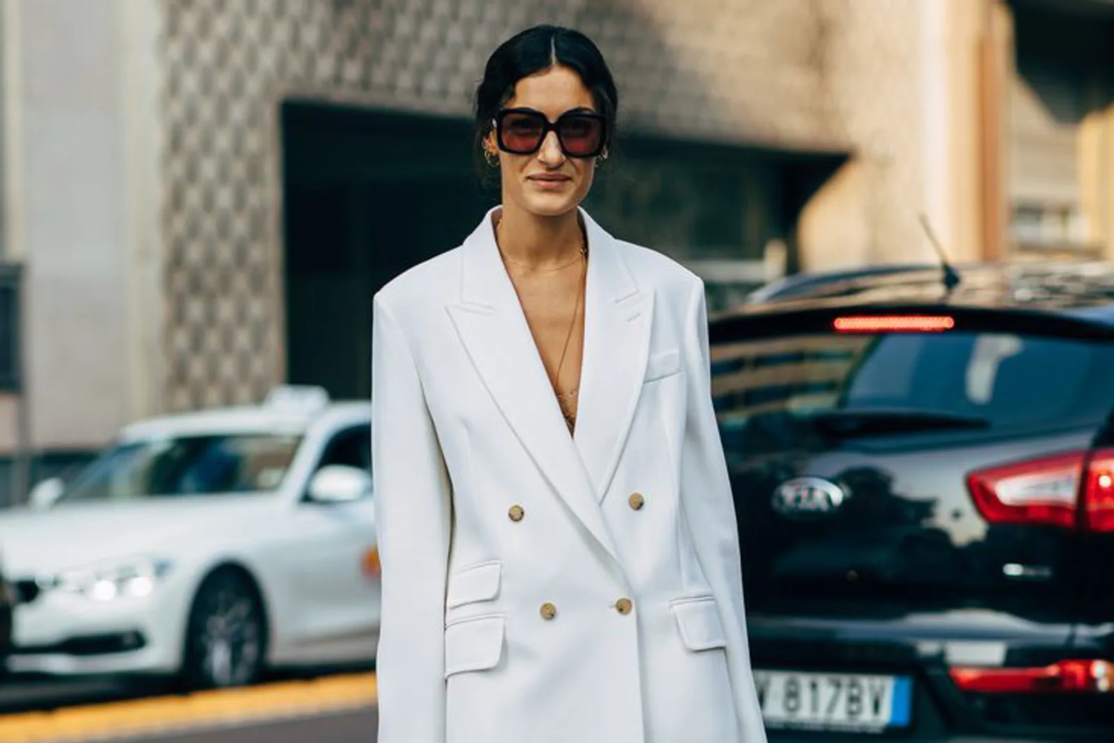 Cara Tampil Elegan Mengenakan Blazer Putih