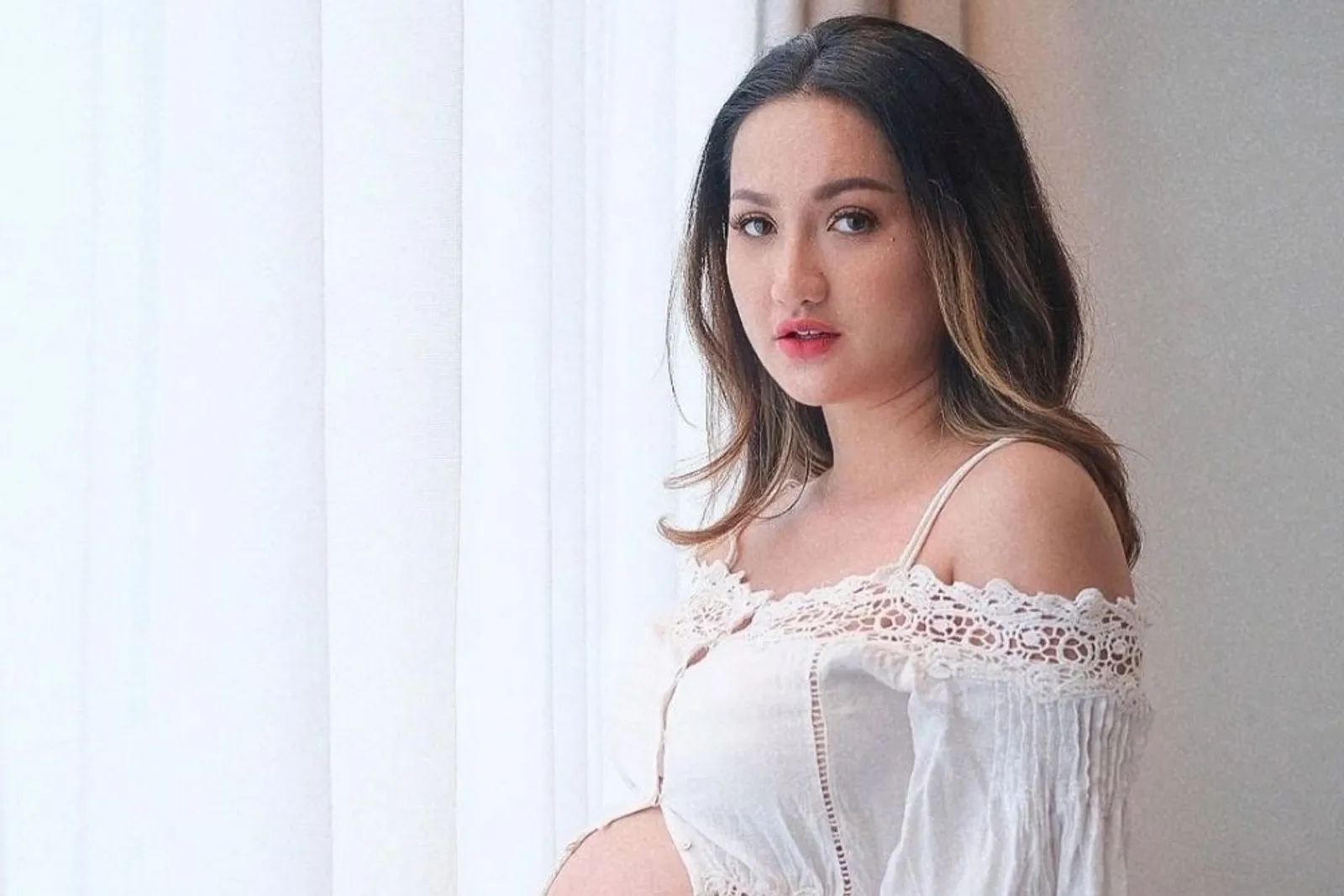 Makin Gemas Pamer Baby Bump, Intip 7 Pesona Tengku Dewi Putri