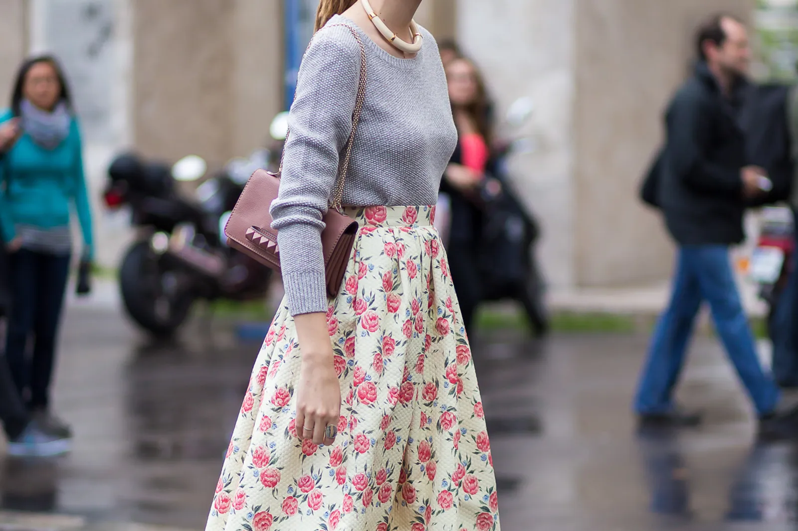 Lebih Feminin, Simak Inspirasi Pakai Floral Skirt