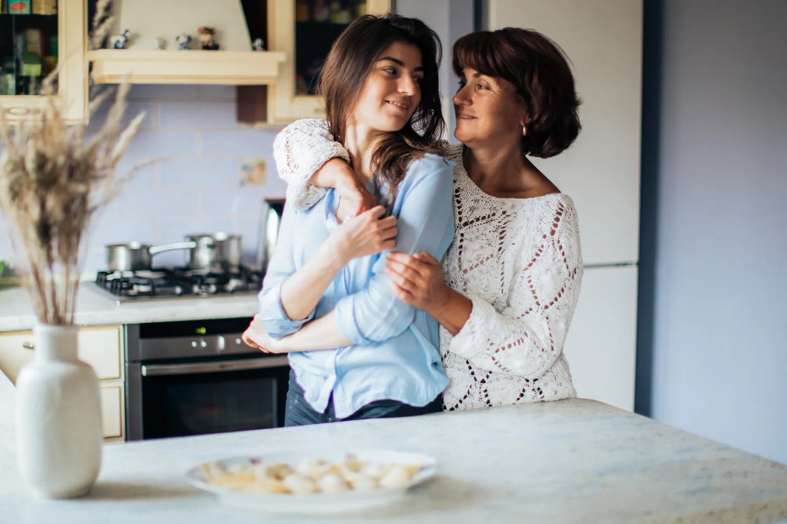 7 Cara Membuat Orangtua Mengerti Bahwa Kamu Belum Siap Menikah