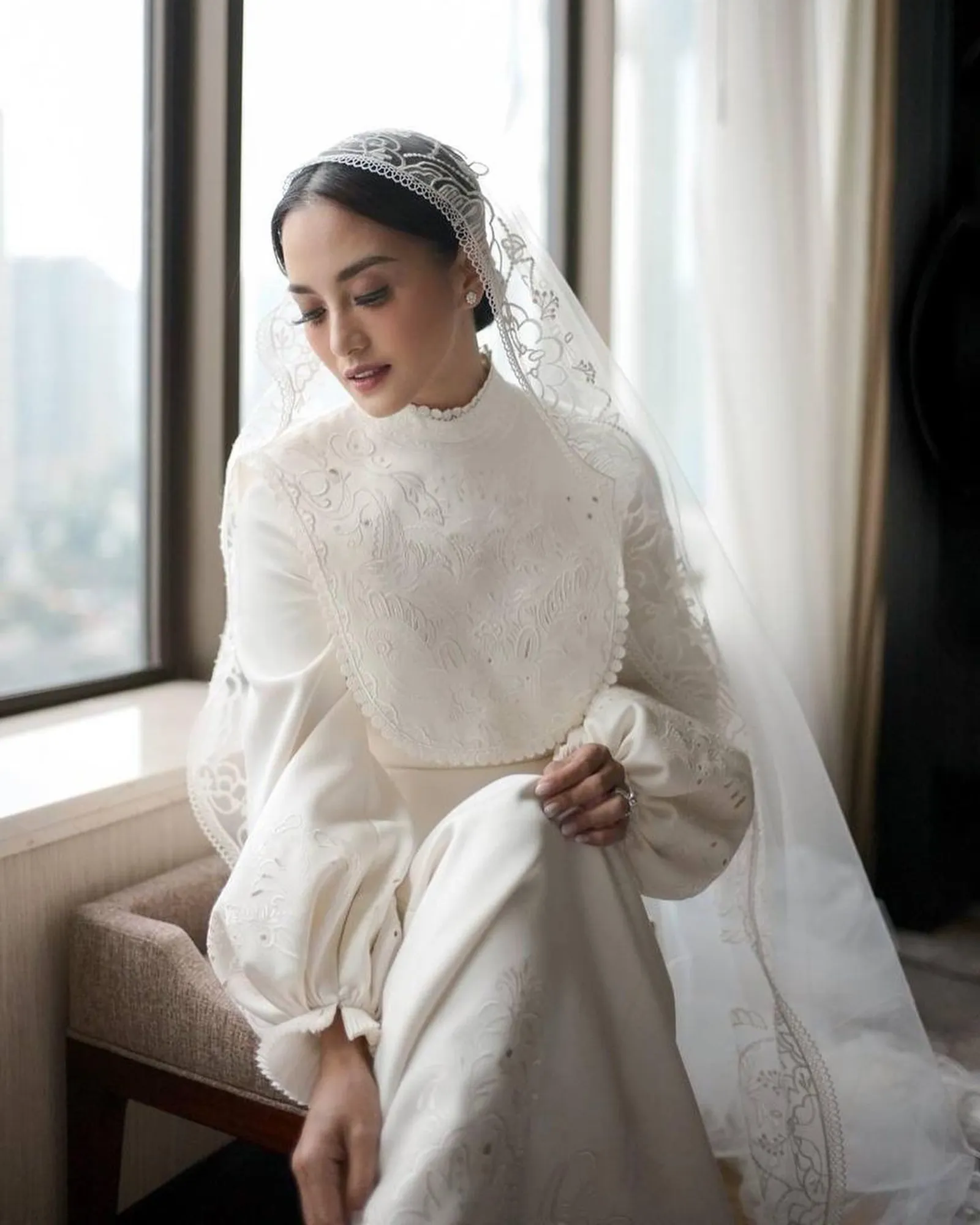 Detail Gaun Pernikahan Ririn Ekawati, Gaya Vintage yang Memesona