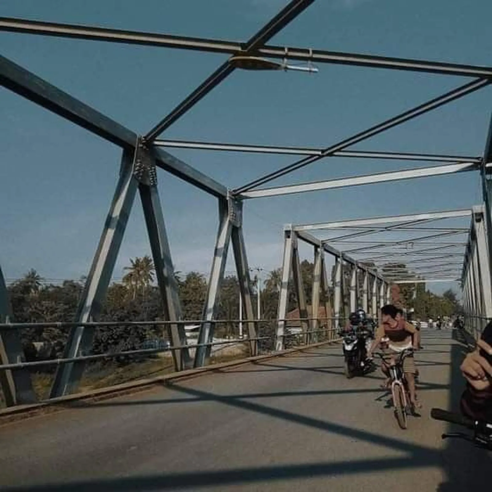 Hati-Hati Saat Melintas, 10 Jembatan di Pulau Jawa ini Angker Banget