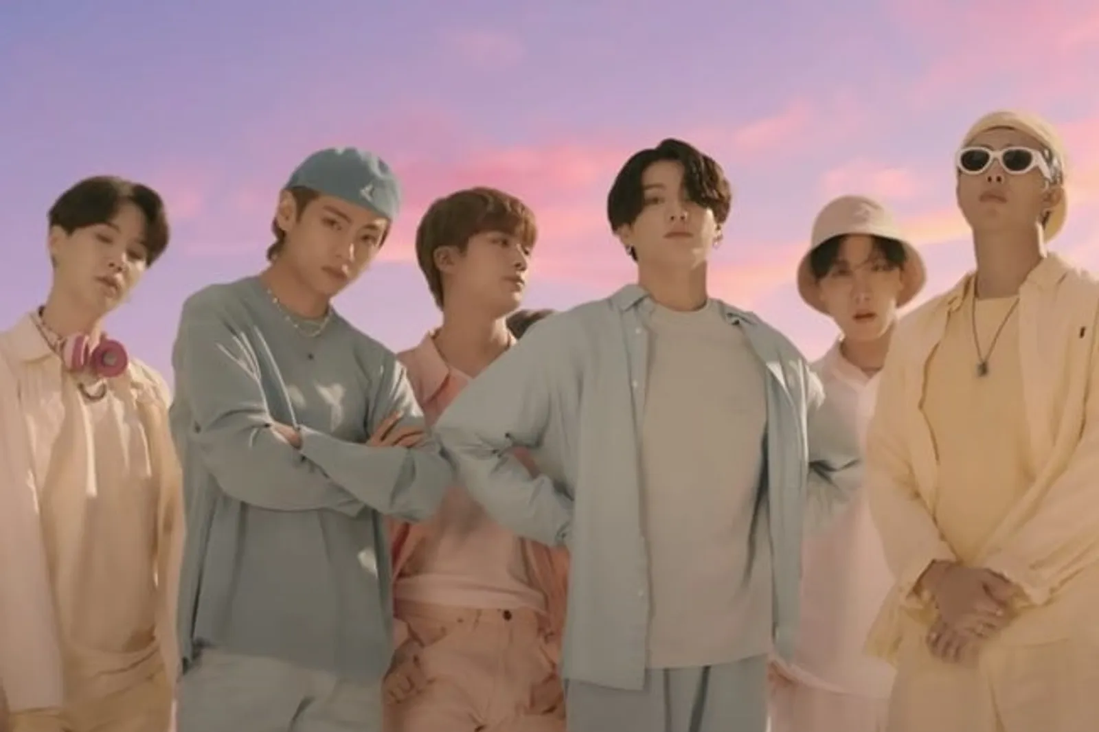 BTS Melelang Pakaian Pastel di Video Klip Dynamite Seharga Miliaran!