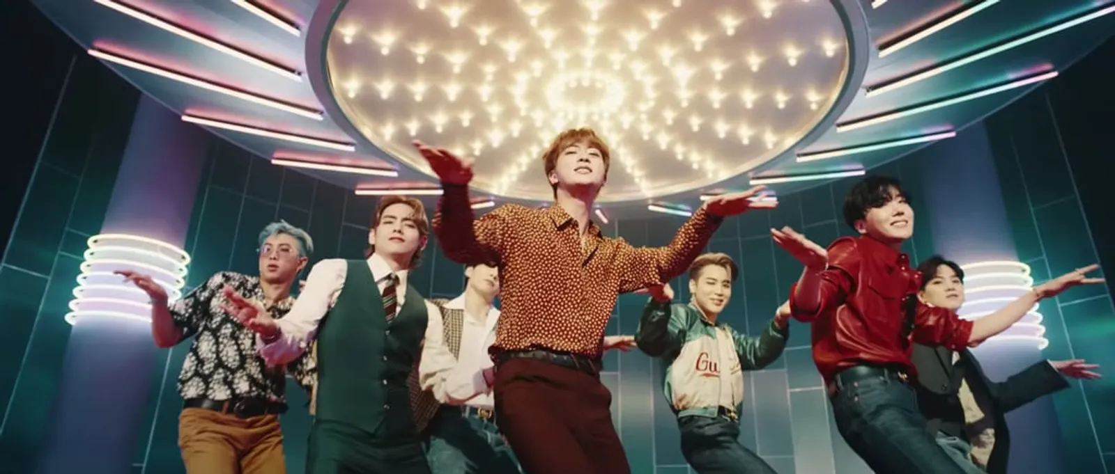 BTS Melelang Pakaian Pastel di Video Klip Dynamite Seharga Miliaran!
