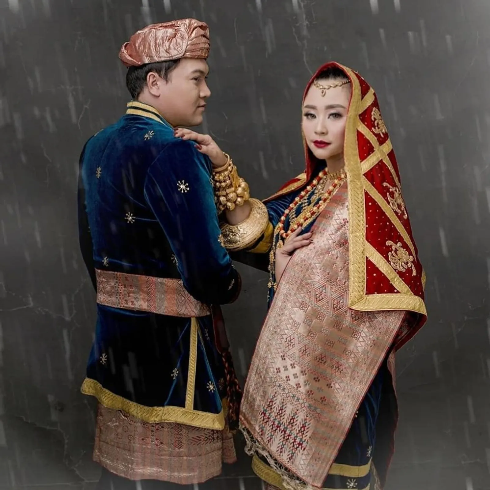 Lestarikan Budaya, 7 Artis Ini Foto Pre-Wedding dengan Adat Minang