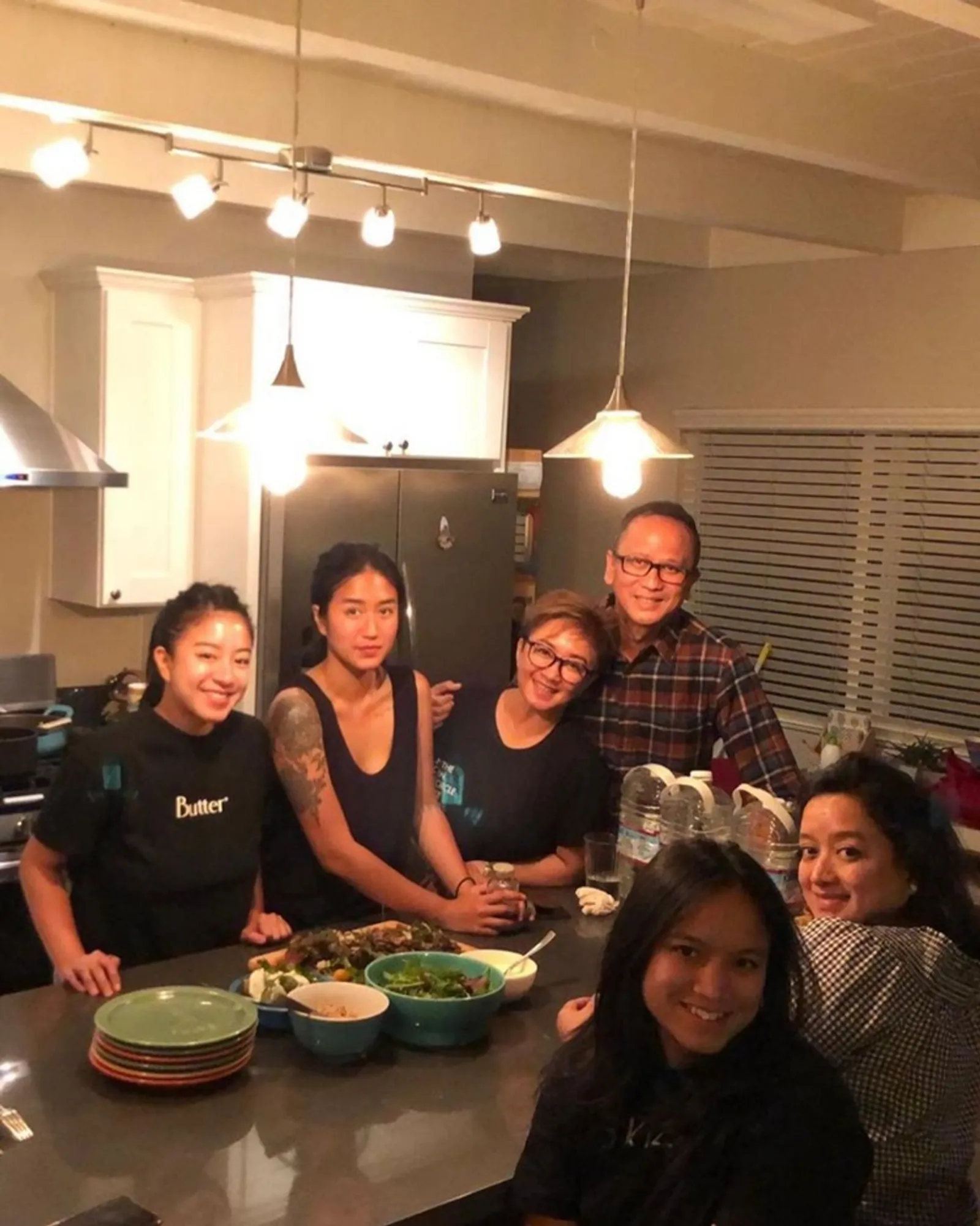 Family Goals! 10 Momen Hangat Chef Renatta Bersama Ibu dan Kakaknya