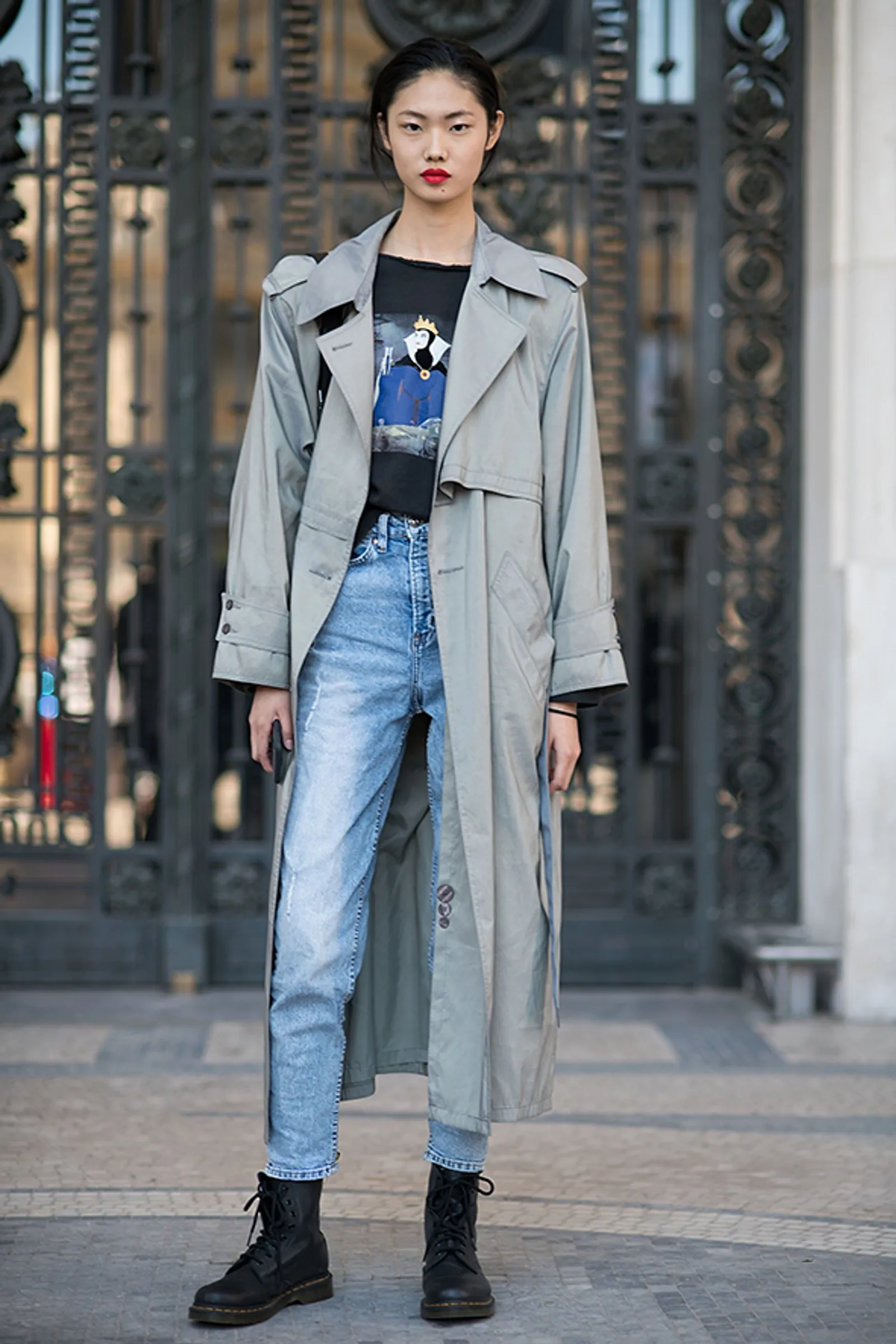 Modern Banget! Contek Gaya Pakai Trench Coat ala Street Style Ini  